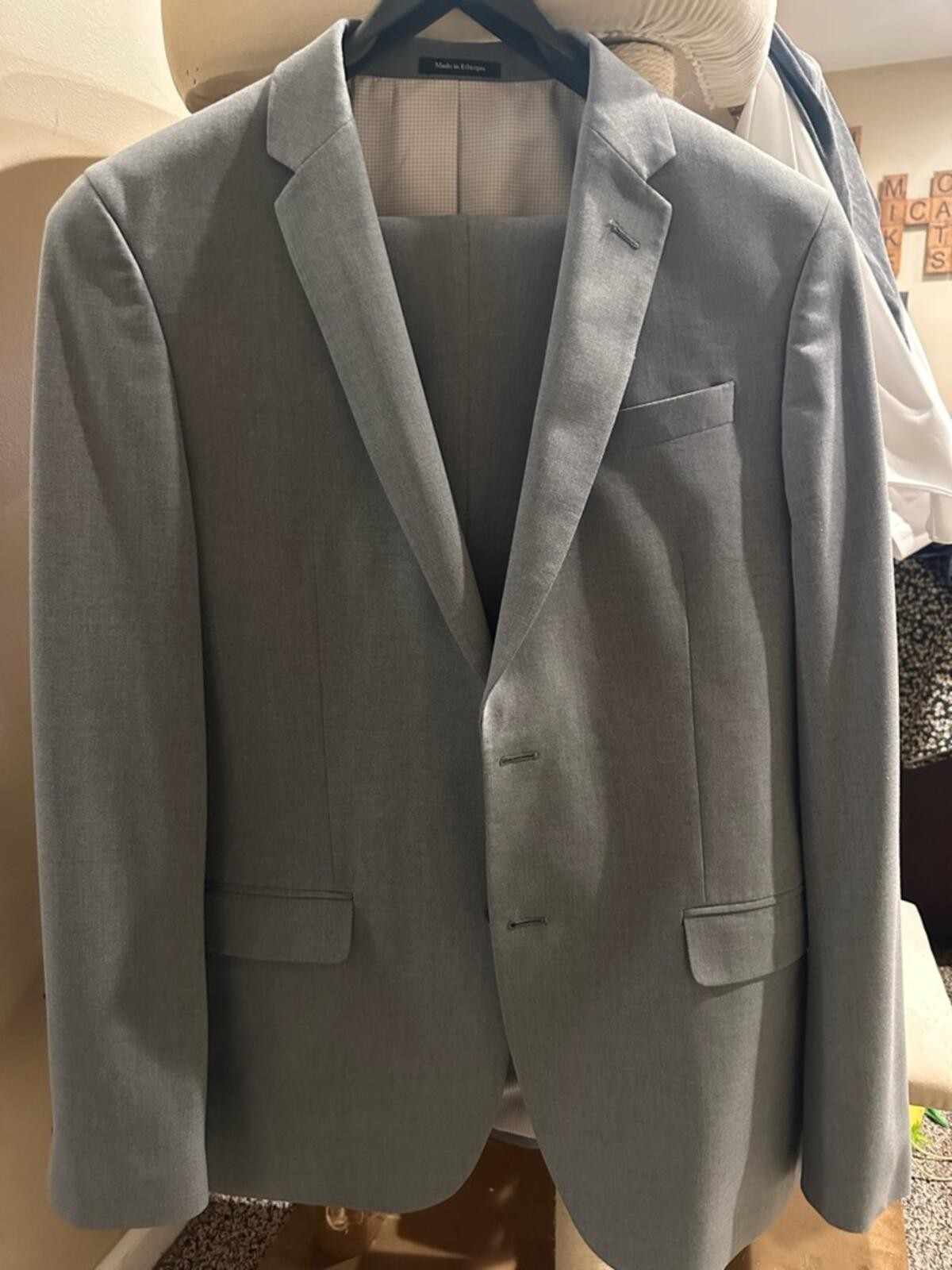 Light Gray Men’s 2 Button Suit. Size 40 jacket. Size 34/30