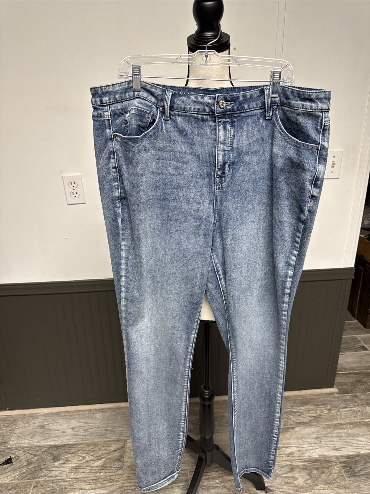 NWOT Laurie Felt Med. Wash Straight Leg Blue Jeans Sz 18wTall