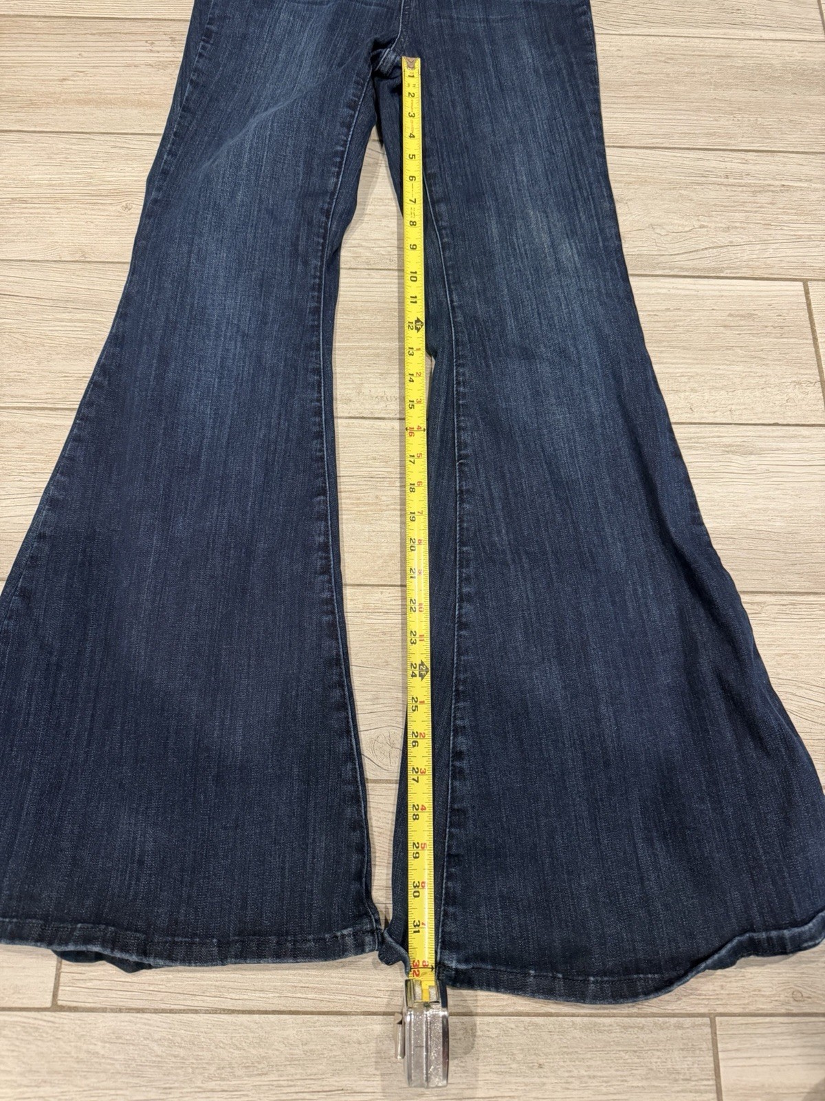 Judy Blue Women’s Dark Wash Flared Jeans Size 5/27. Inseam 32 inches Smoke free