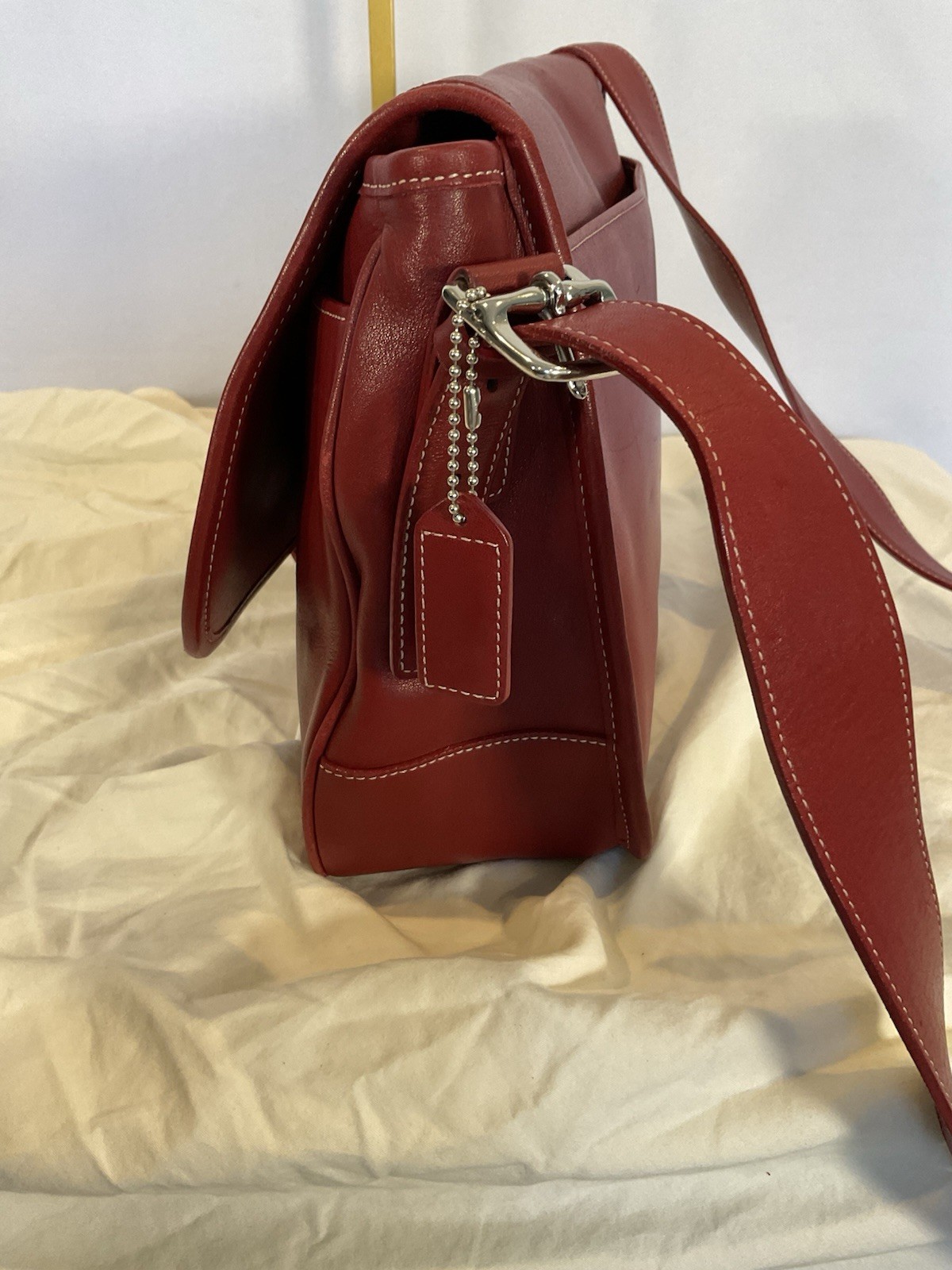 Coach, red leather flap messenger, shoulder bag (J1S-7750) EUC