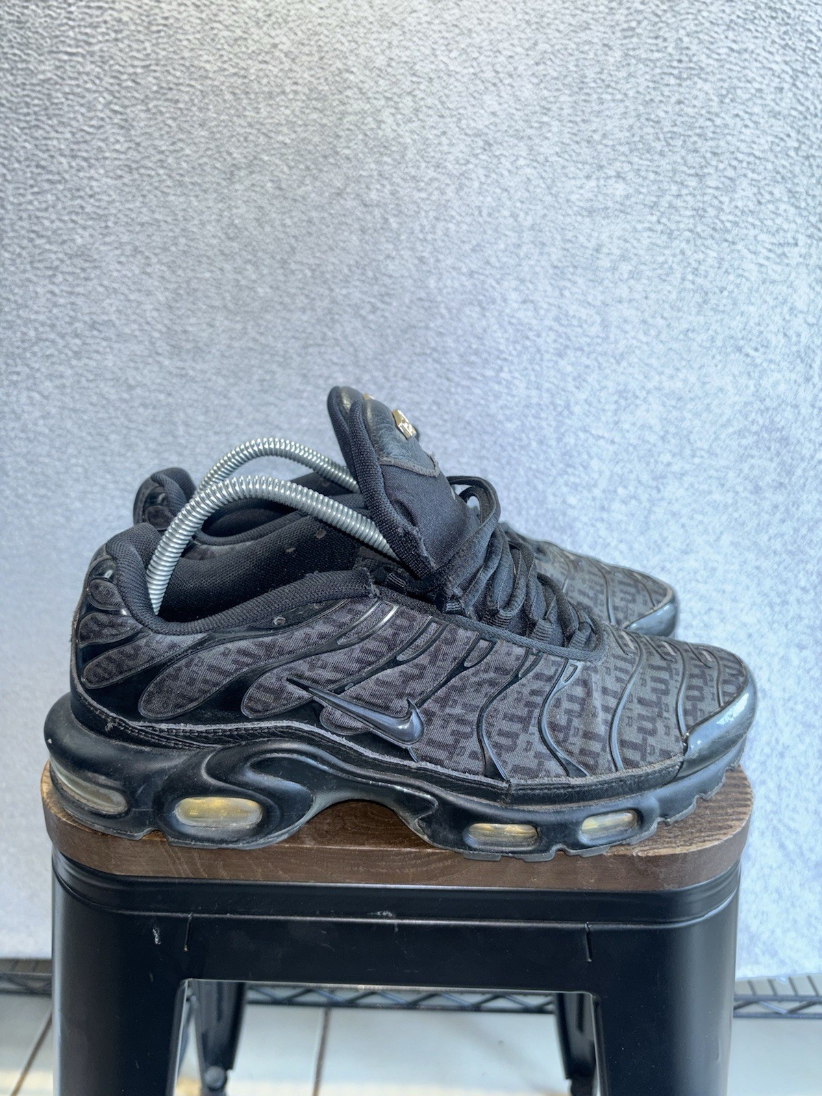 Nike Men’s Air Max Plus TN Running Shoes Sneakers, Black Gold, Sz 9