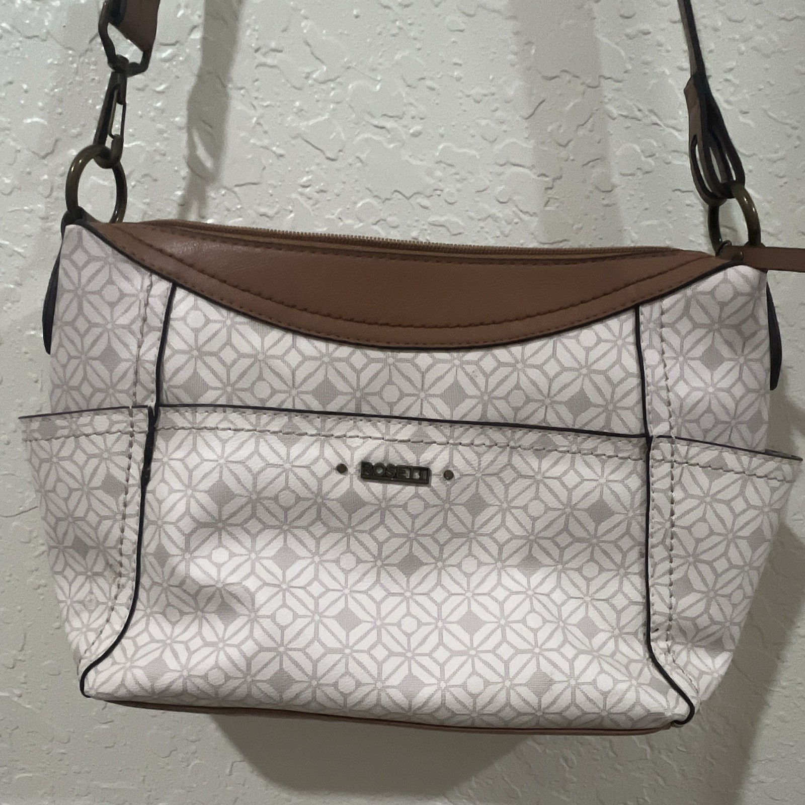 Baggallini Geometric Beige/Brown Crossbody Bag Zip Closure w/ Pouch