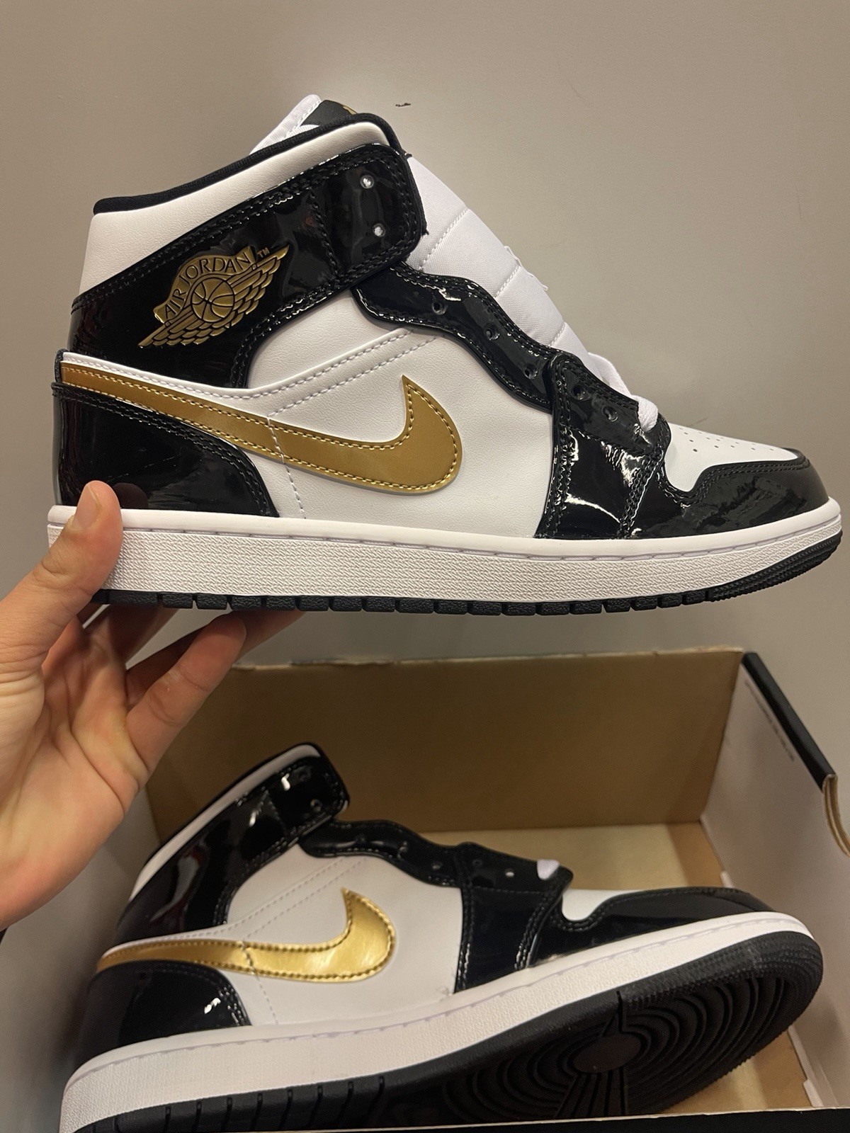 Air Jordan 1 Mid Se Size 9.5 Black And Gold New