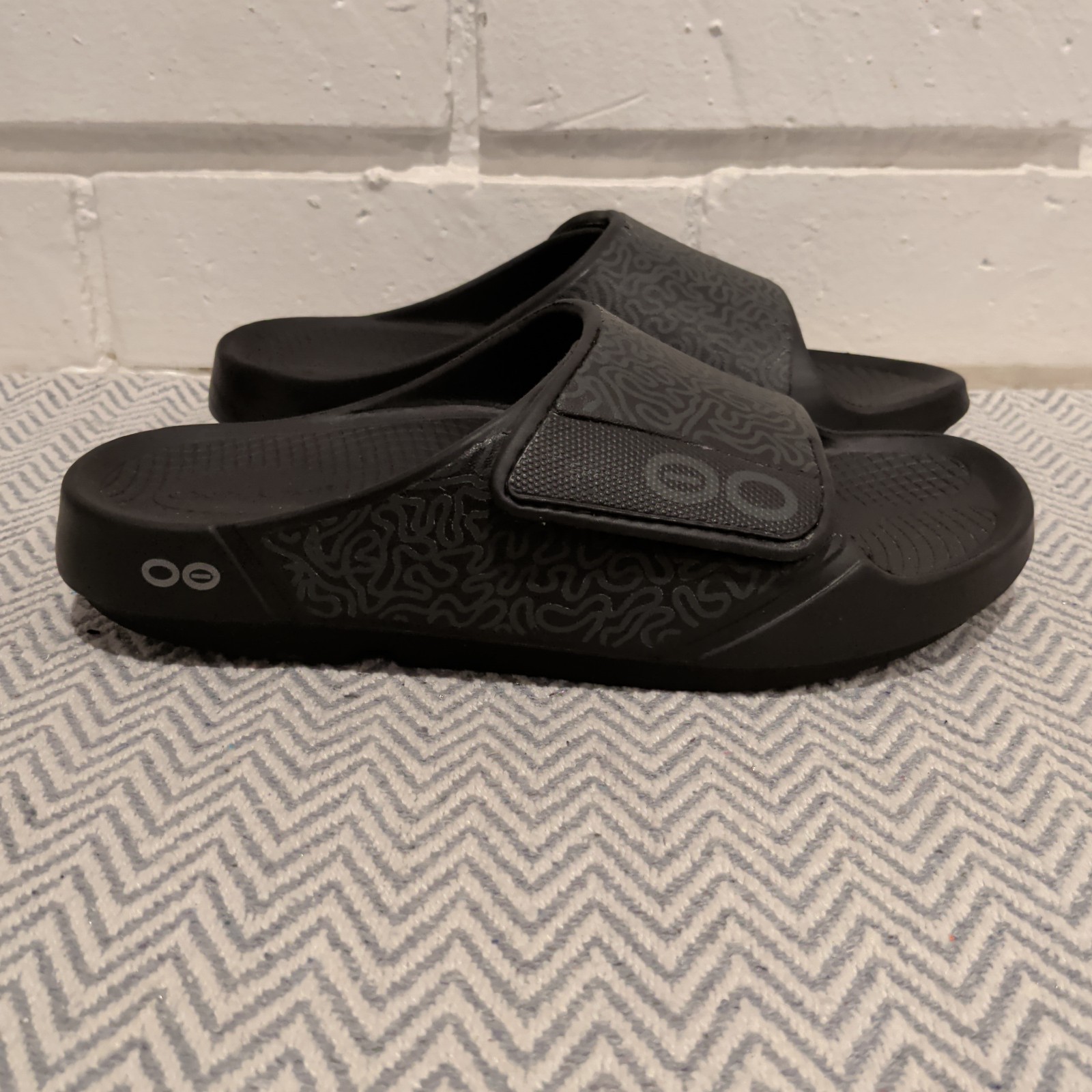 OOFOS OOAHH Sport Flex Limited Unisex Slides Size M 7 / W 9 Black Labyrinth