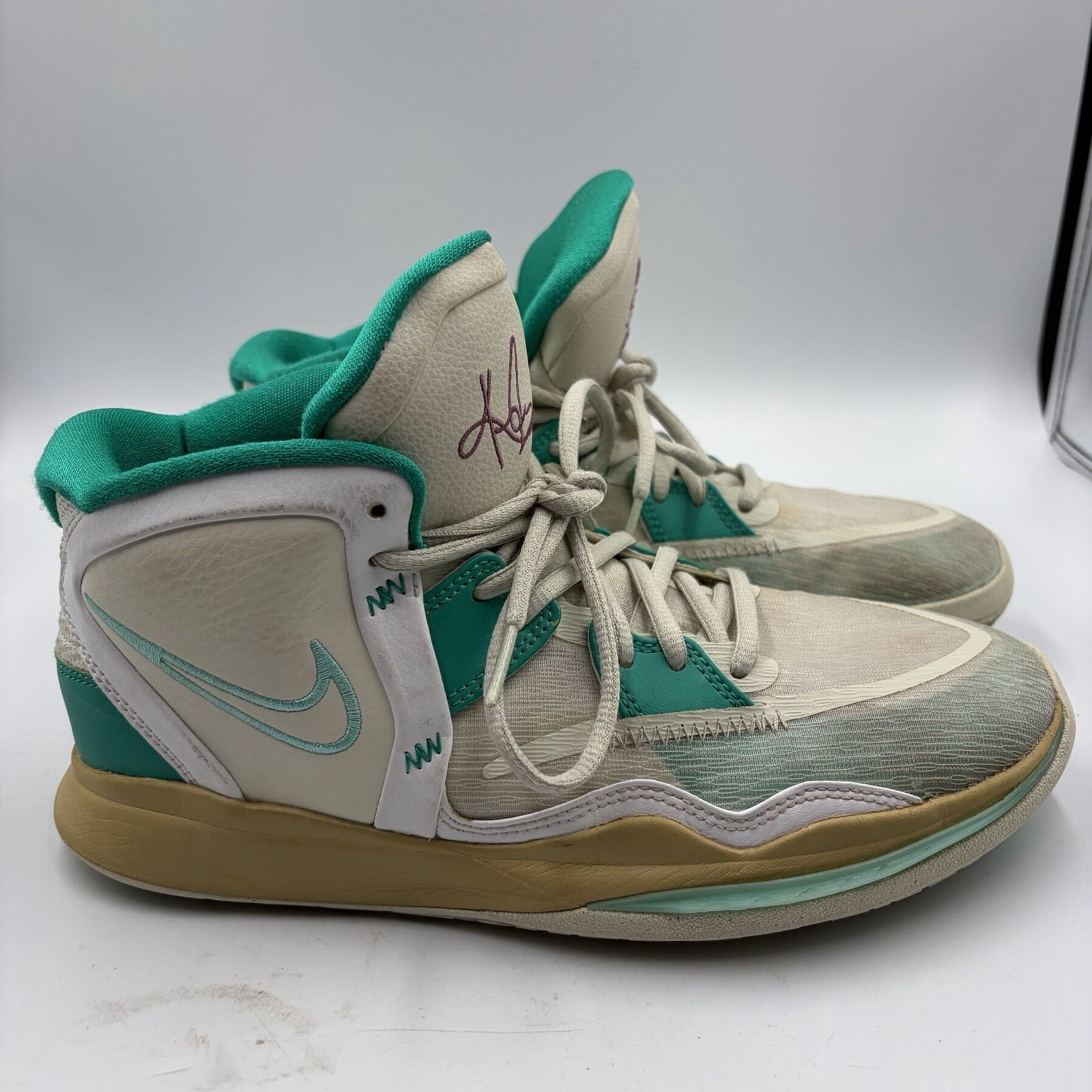 Boy’s Nike Sue Bird x Kyrie Infinity “Golden Tribute” SIze 7Y or W8.5 DD0334-002
