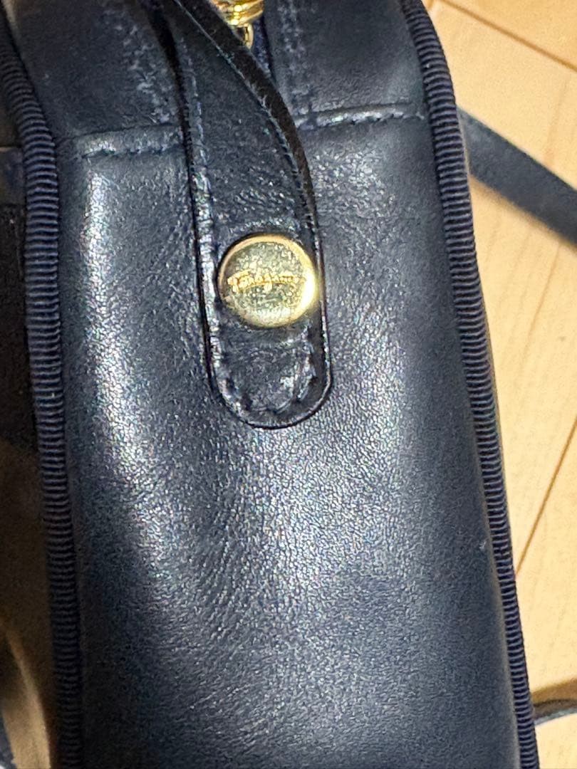 Ferragamo Navy Leather Shoulder Bag Gold Hardware 6.3×8.3×2.8in Used