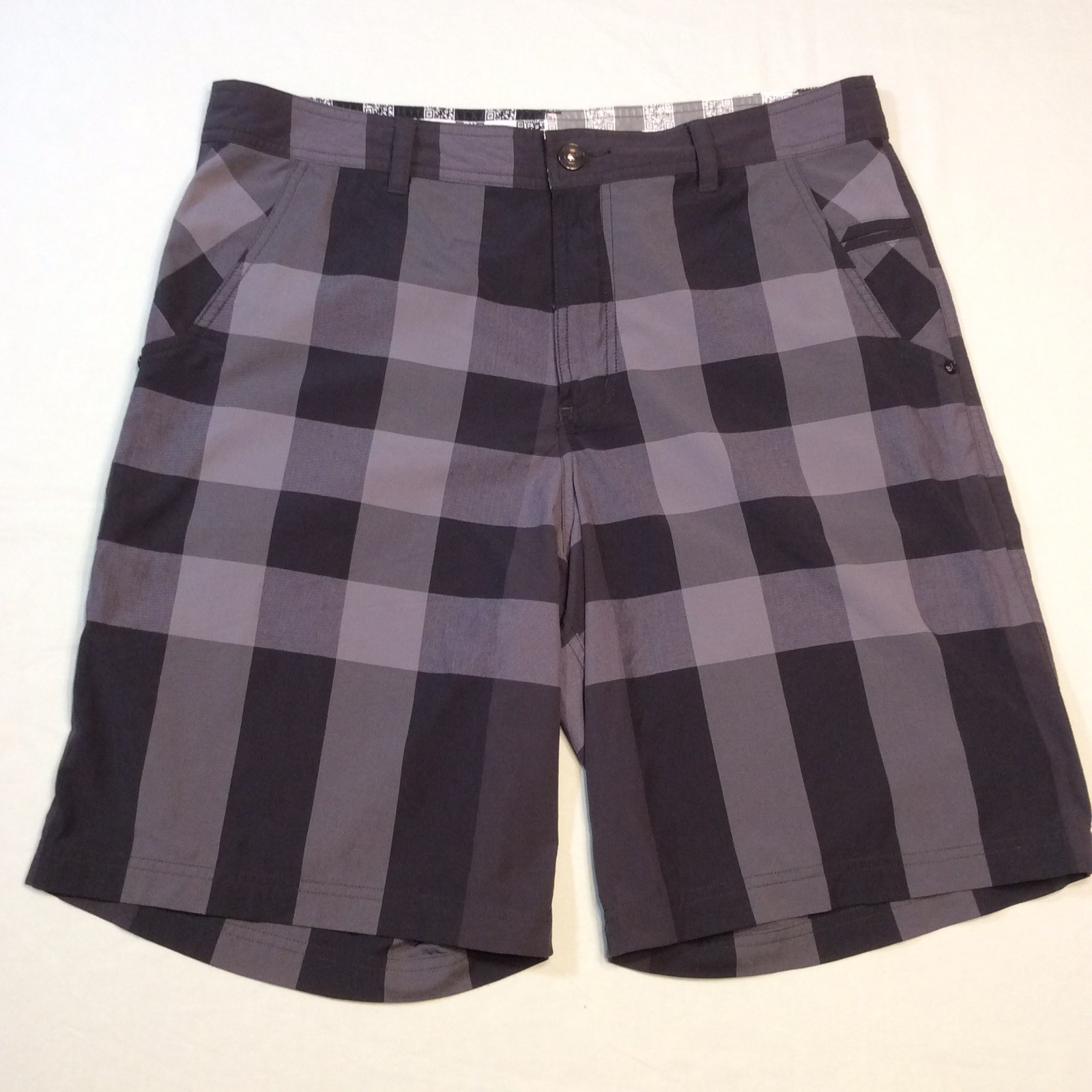 Lululemon Gray Black Plaid Flat Front Nylon/Span Kahuna? Casual Shorts Men’s 38