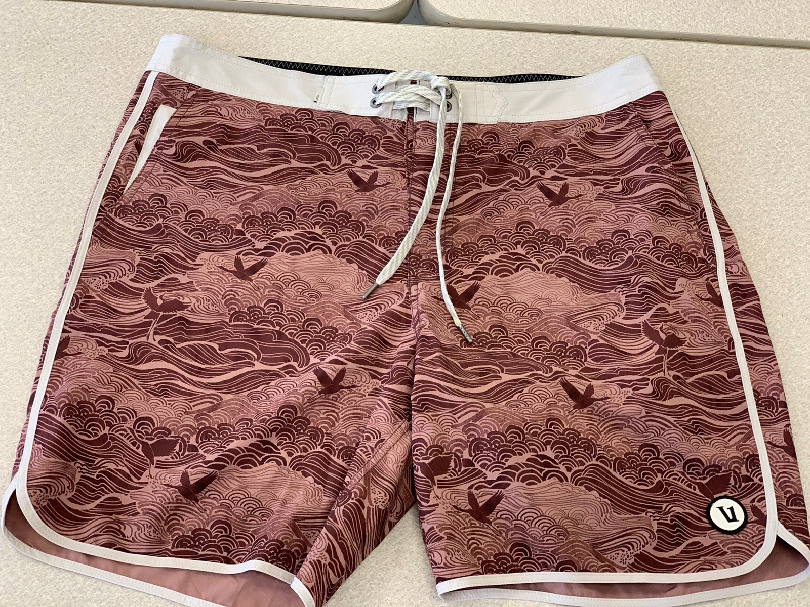 Vuori Cruise Boardshorts Men’s 33 Ocean Print Athleisure Hybrid 7″ Shorts