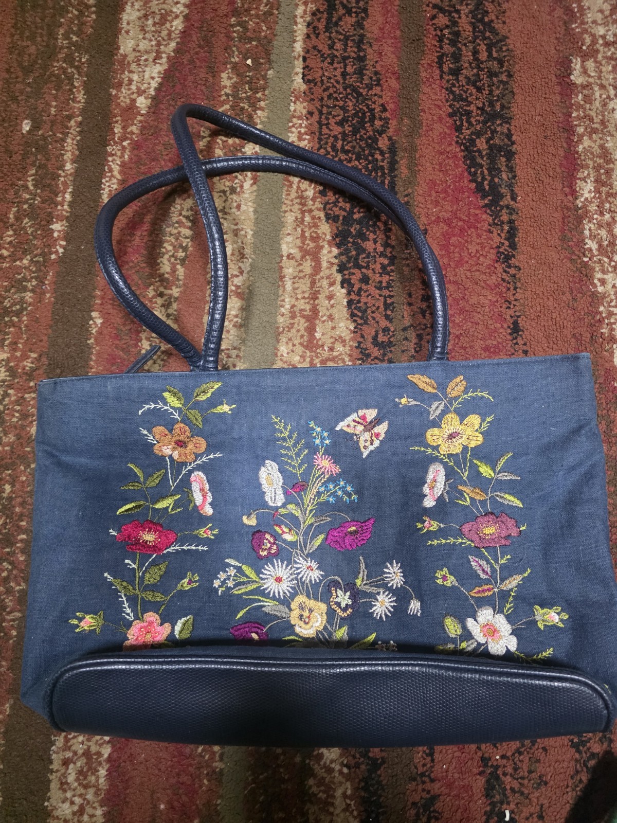 BUENO Navy Purse with EMBROIDERED FLOWERS Zip/snap Closure Excellent pre-owned