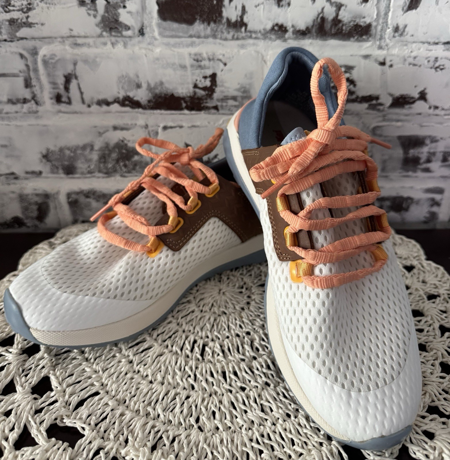OluKai Wailuku Size 7 Women’s Bright White/Sea Ice Color Block Wet Grip Sole EUC