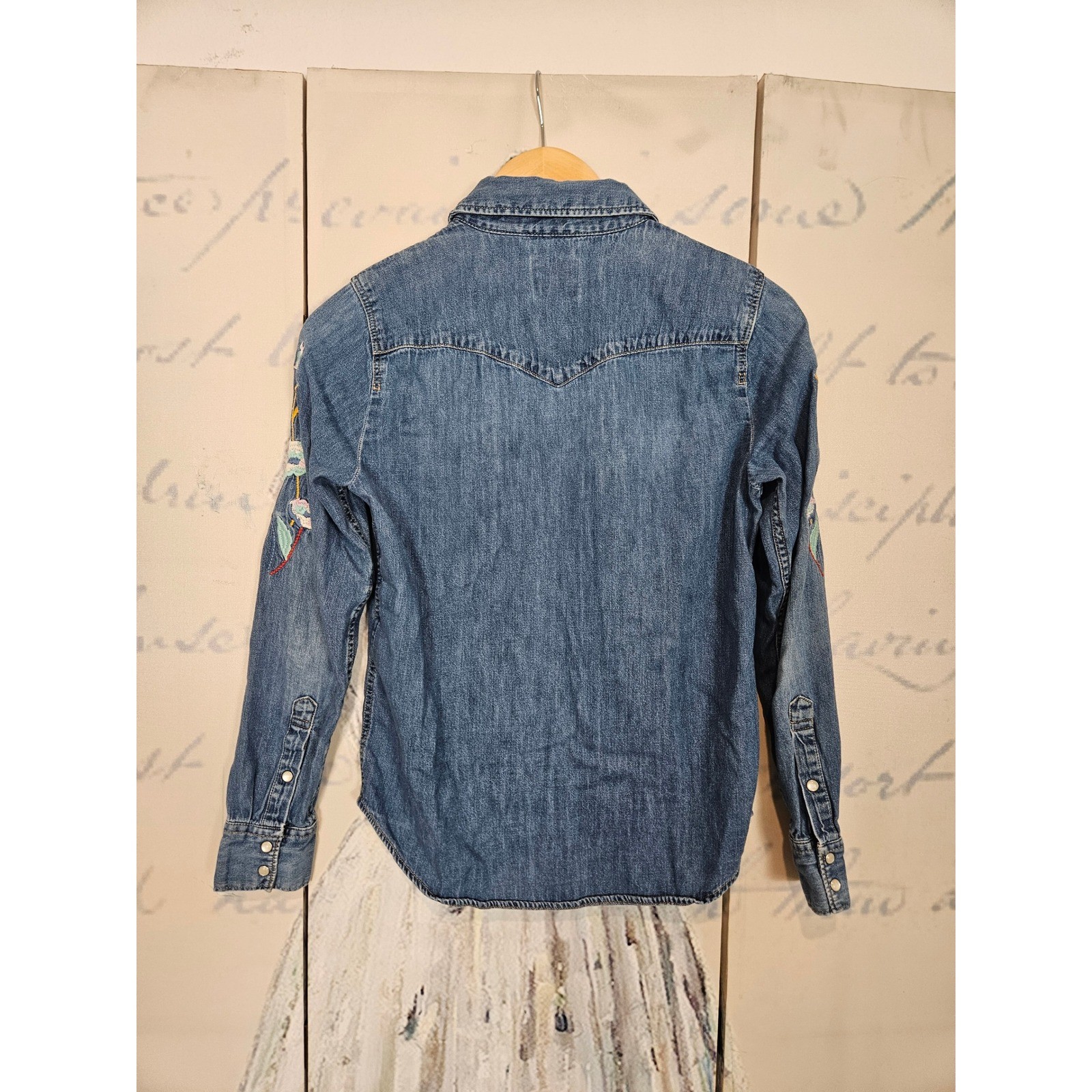 Levi’s Western Denim Shirt XS Blue Floral Embroidered Pearl Snap Classic Fit