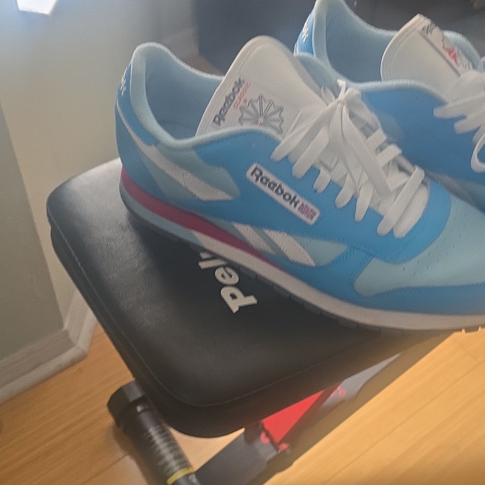 Reebok Classic Leather Low Top Leather Lace-Up Sneakers Radiant Aqua Red Size 13