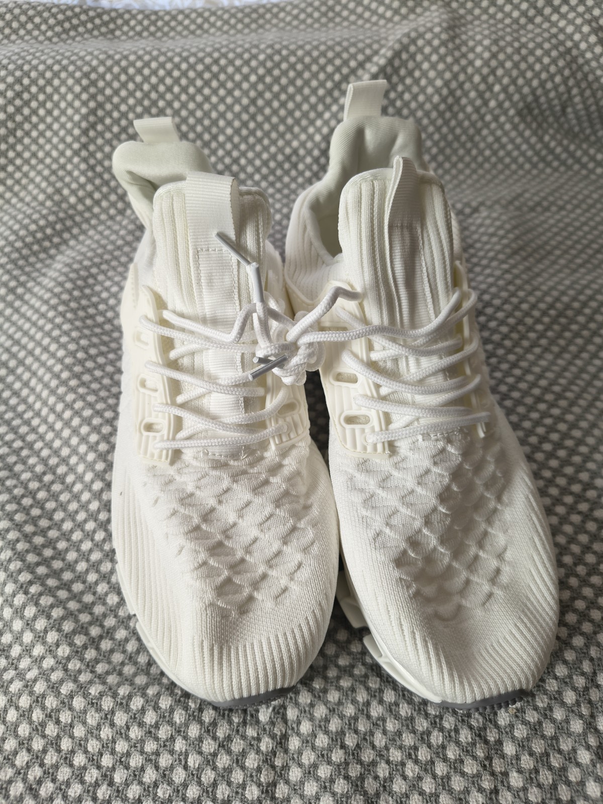 White Low Top Athletic Sneakers Style K1832 Size 11.5