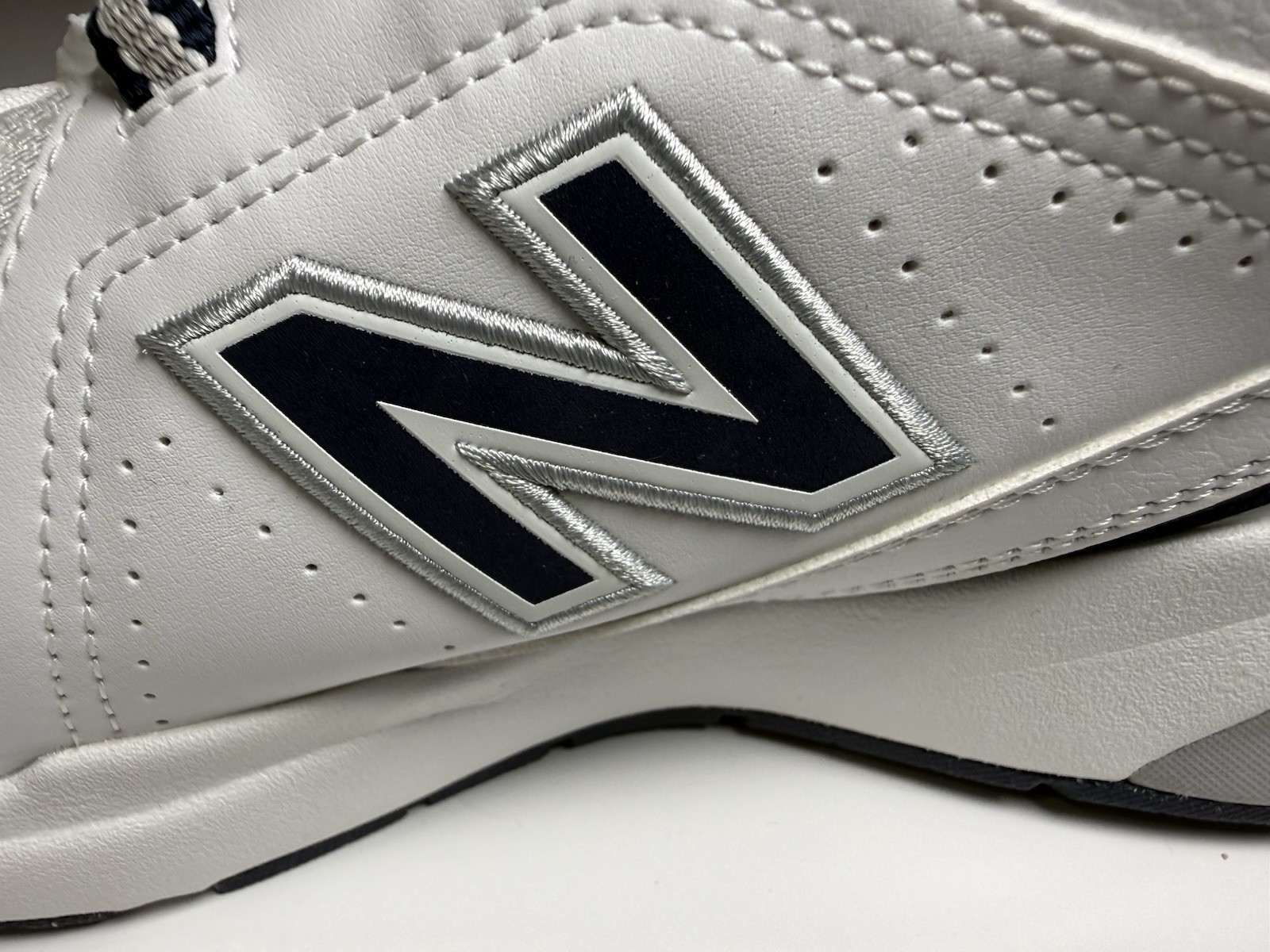 New Balance 608v5 Mens Training Sneaker Size 10 2E Wide White Navy MX608WN5