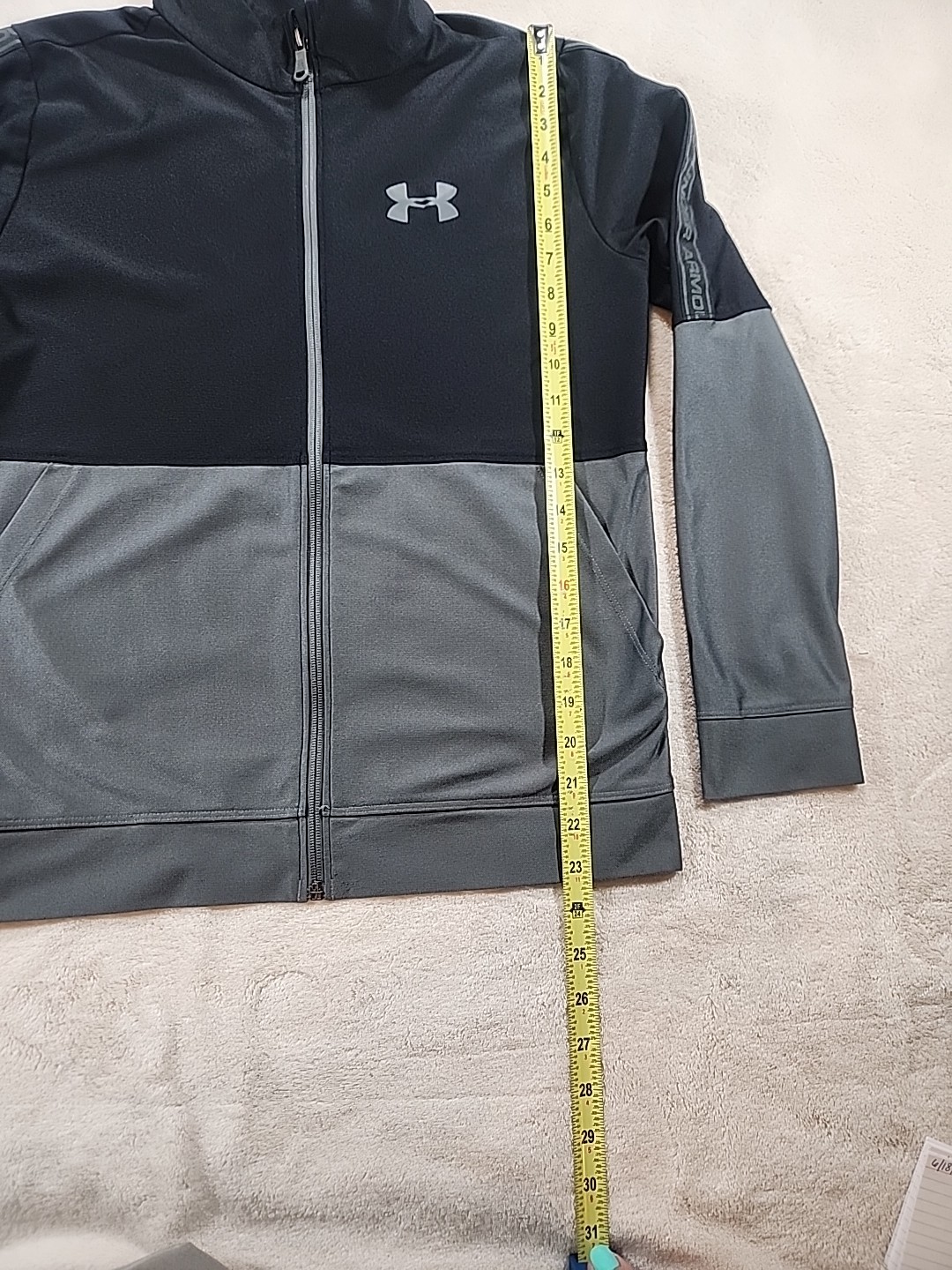 Under Armour HeatGear full-zip jacket in a black and grey color-block Size YXL