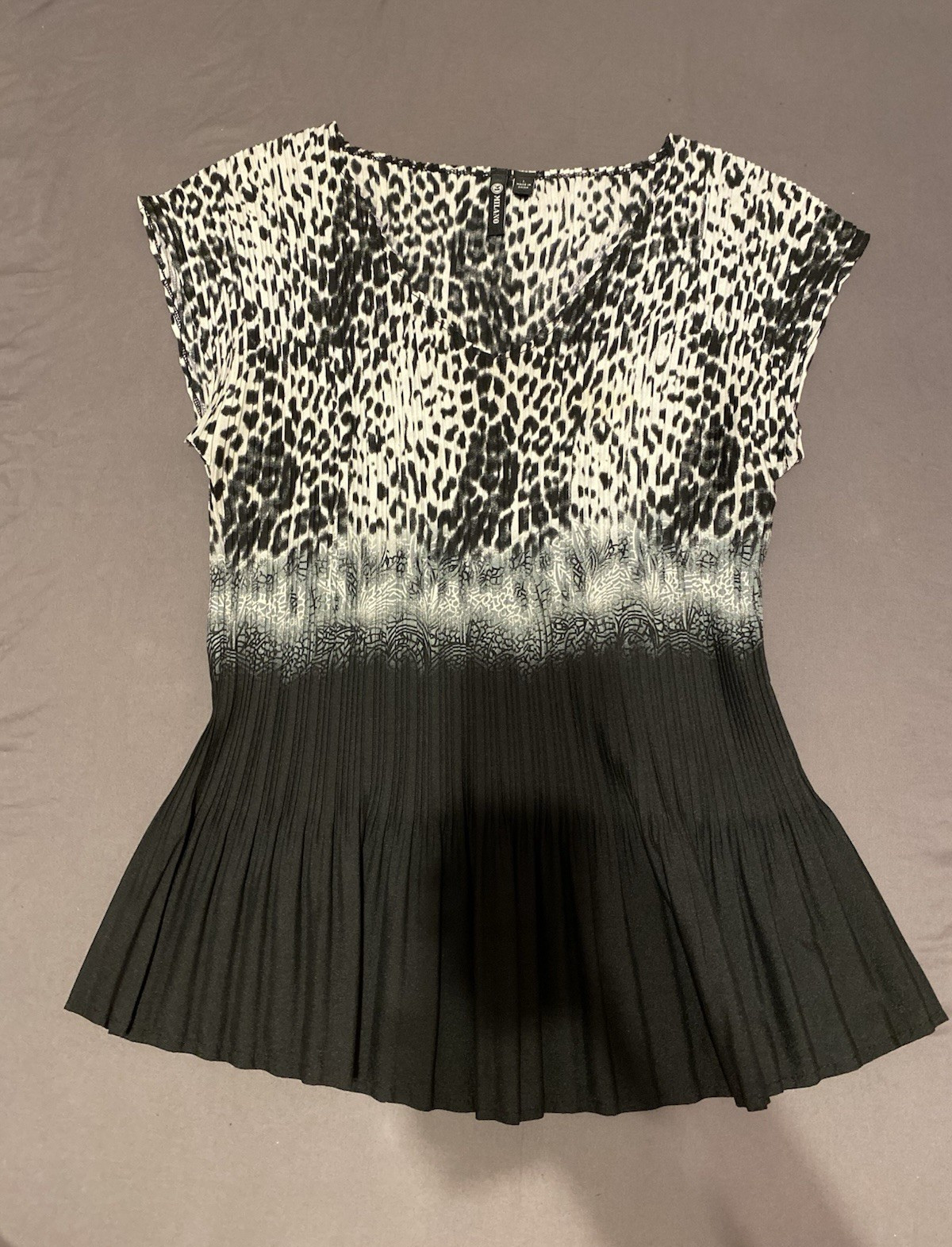 Milano Pleated Accordion V-Neck Animal Print Blouse Black Gray White Size Large
