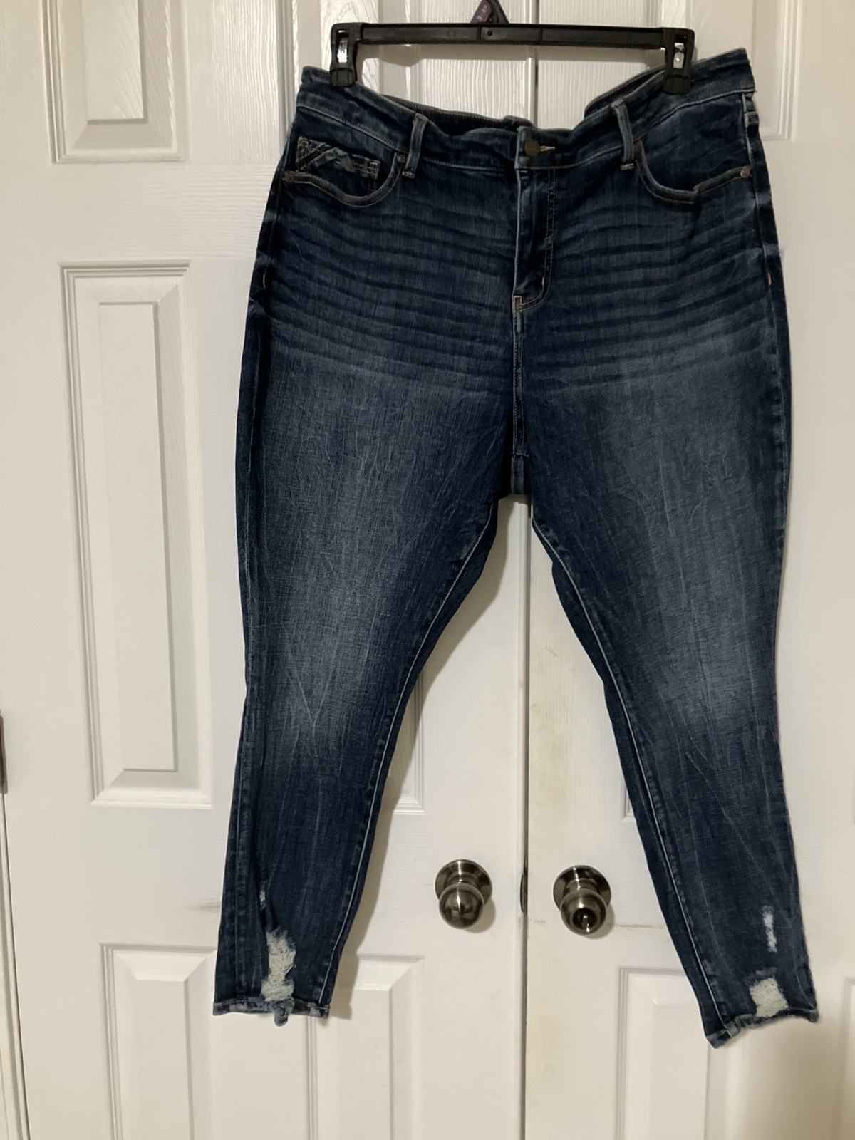Buckle Black Women’s Size 36 x 27 Medium Wash Blue Cropped Distressed Hem Jeans
