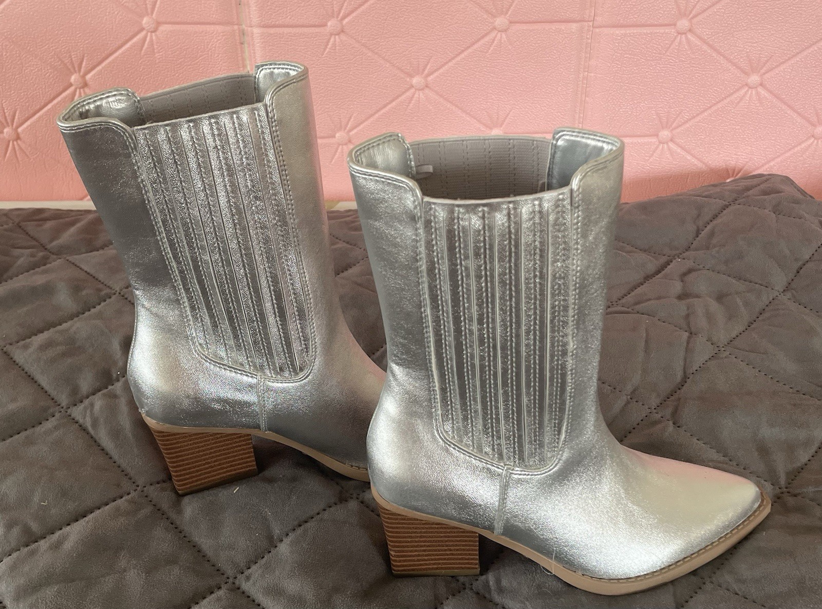 FOREVER 21 Women’s Silver Ankle Bootie US 6 Pointed Toe Block Heel Logo