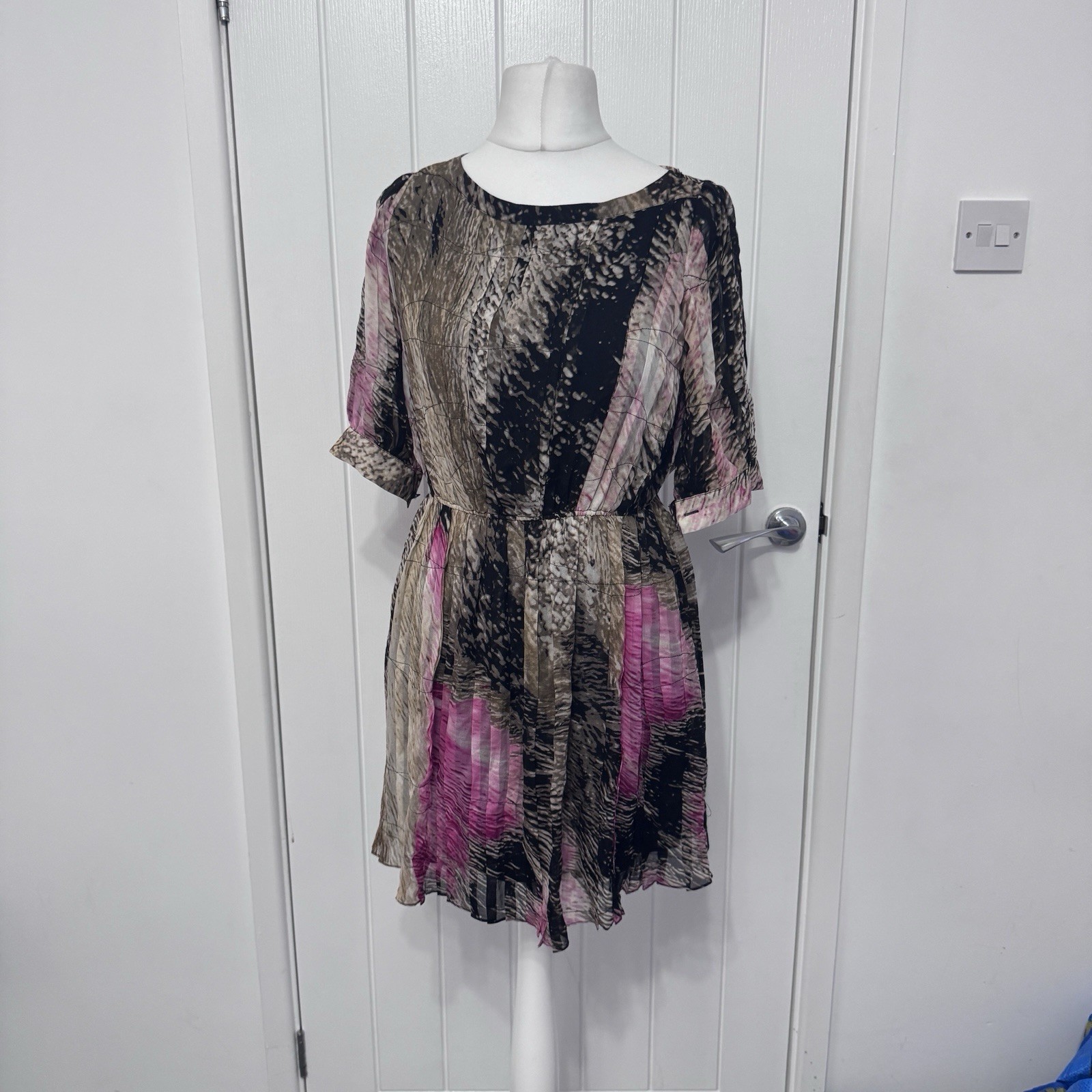 Diane Von Furstenburg 100% Silk Colourful Women’s Dress Long Sleeve Belt Size 4