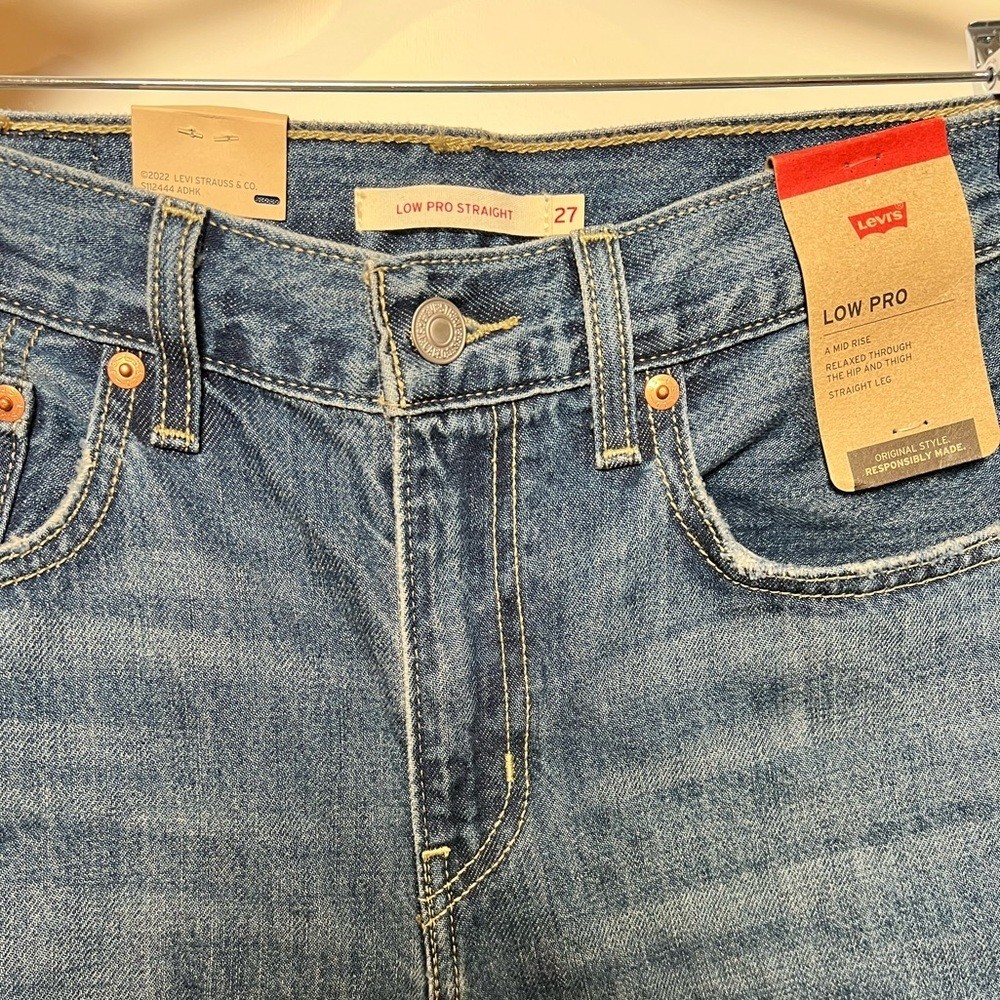 NWT Levi’s Low Pro Distressed Jeans, Size 27