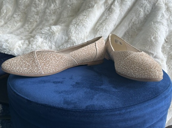 TOMS Beige Cream Printed Flats Women’s Size 8 Casual Slip On Shoes