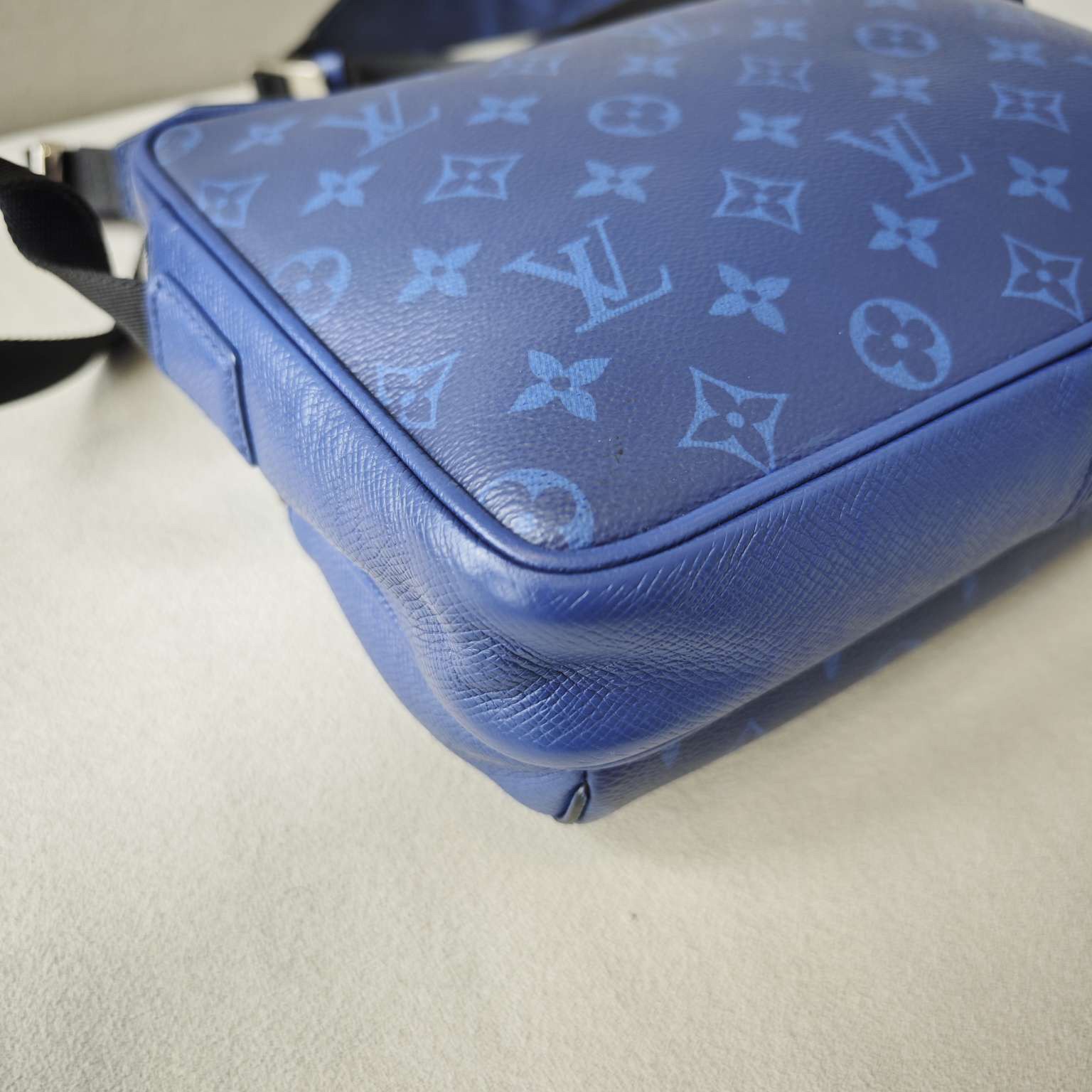 Louis Vuitton outdoor presbyrose leather messenger bag blue (25*18*9)cm