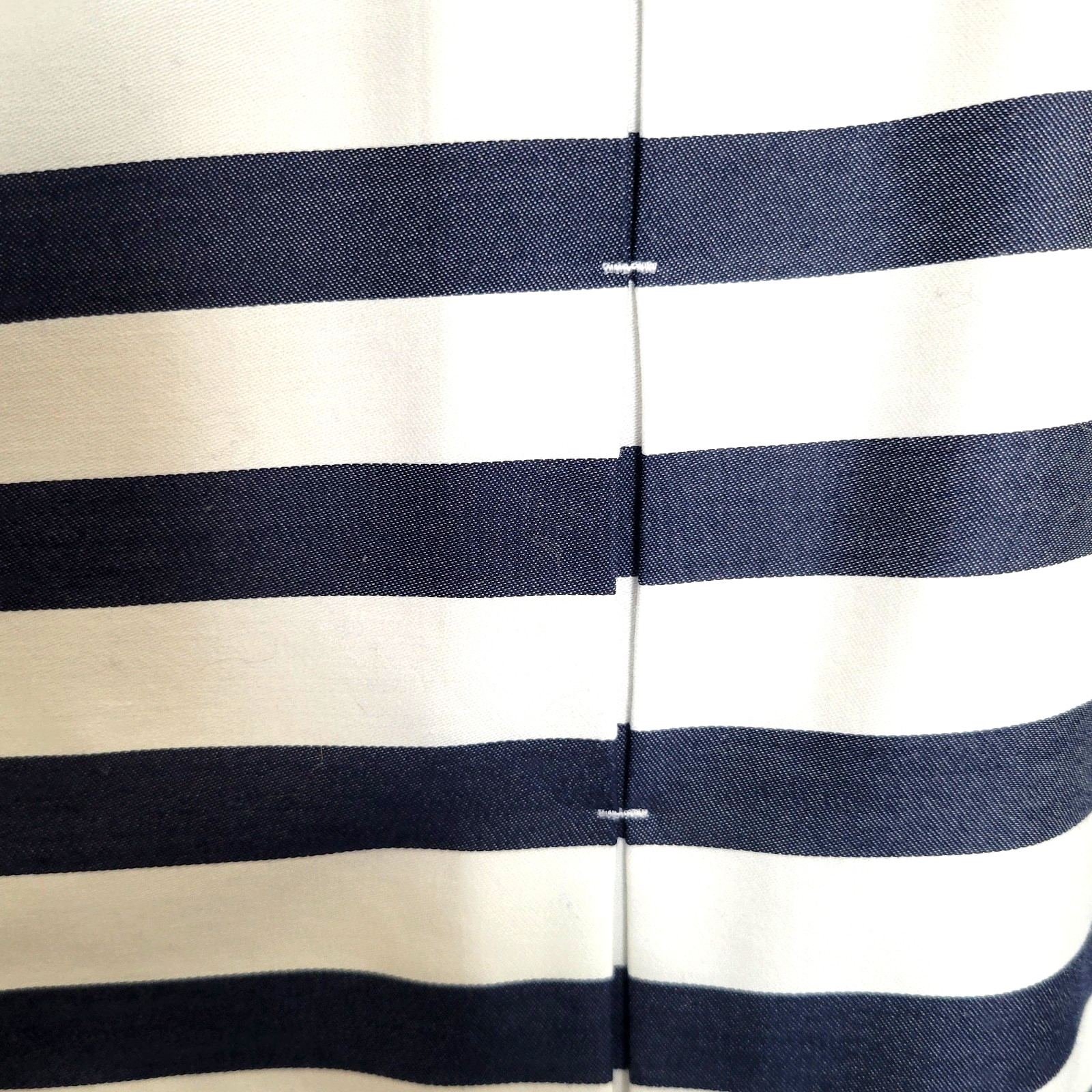 Chicos Shirt Womens 3.5 US XL 18 White Blue No Iron Stripe Pleated Stitch Back