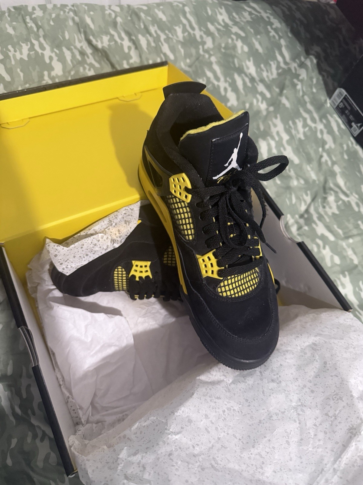 Air jordan 4 Men’s yellow thunder 8.5