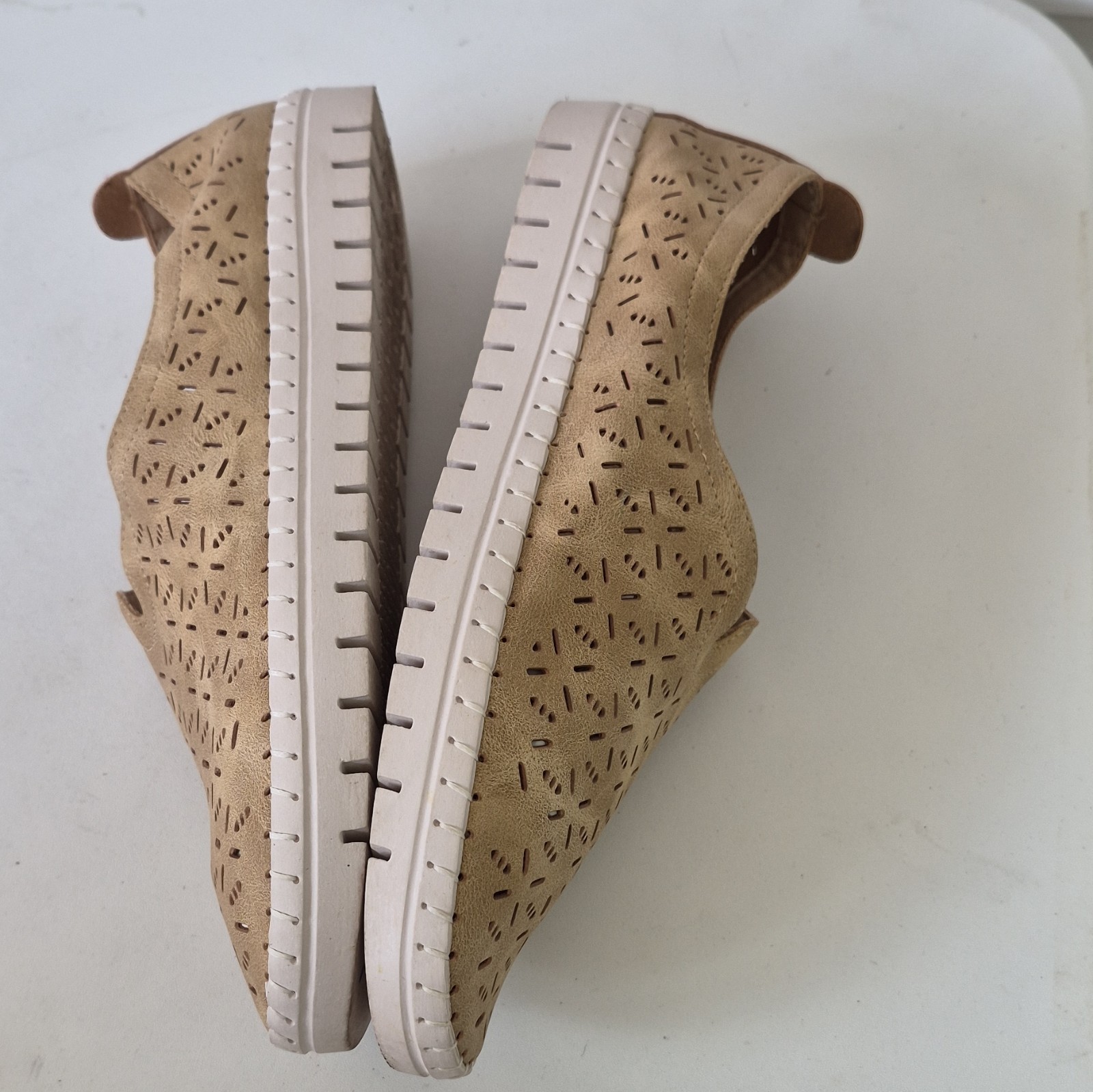 INGARÖ Sport Men’s Beige Perforated Lightweight Slip-On Casual Shoes US 7.5