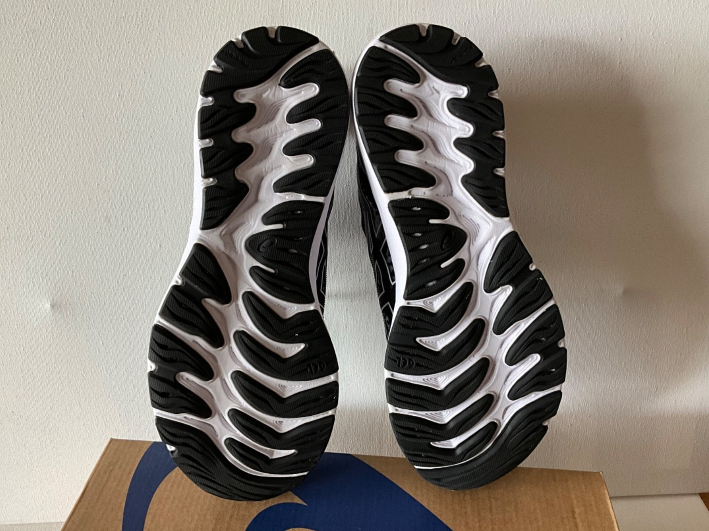 Size 9 – Asics Gel Cumulus 23 Black White Womens