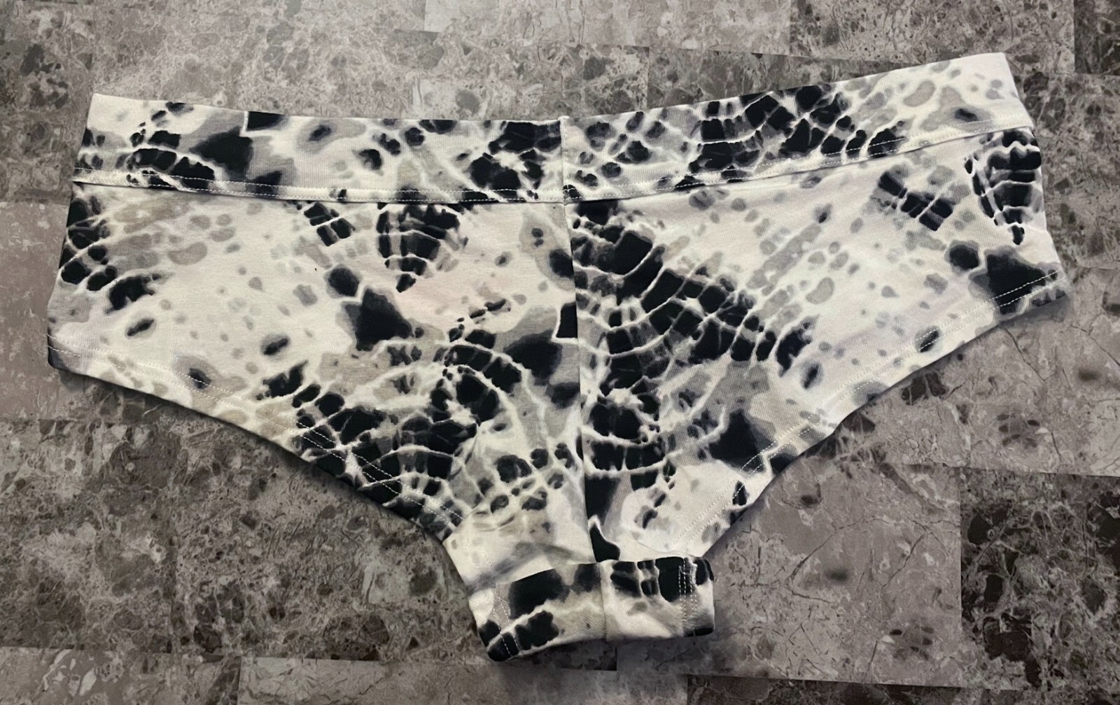 NWT VICTORIA’S SECRET MEDIUM WHITE BLACK GRAY TIE DYE RARE CHEEKY PANTIES