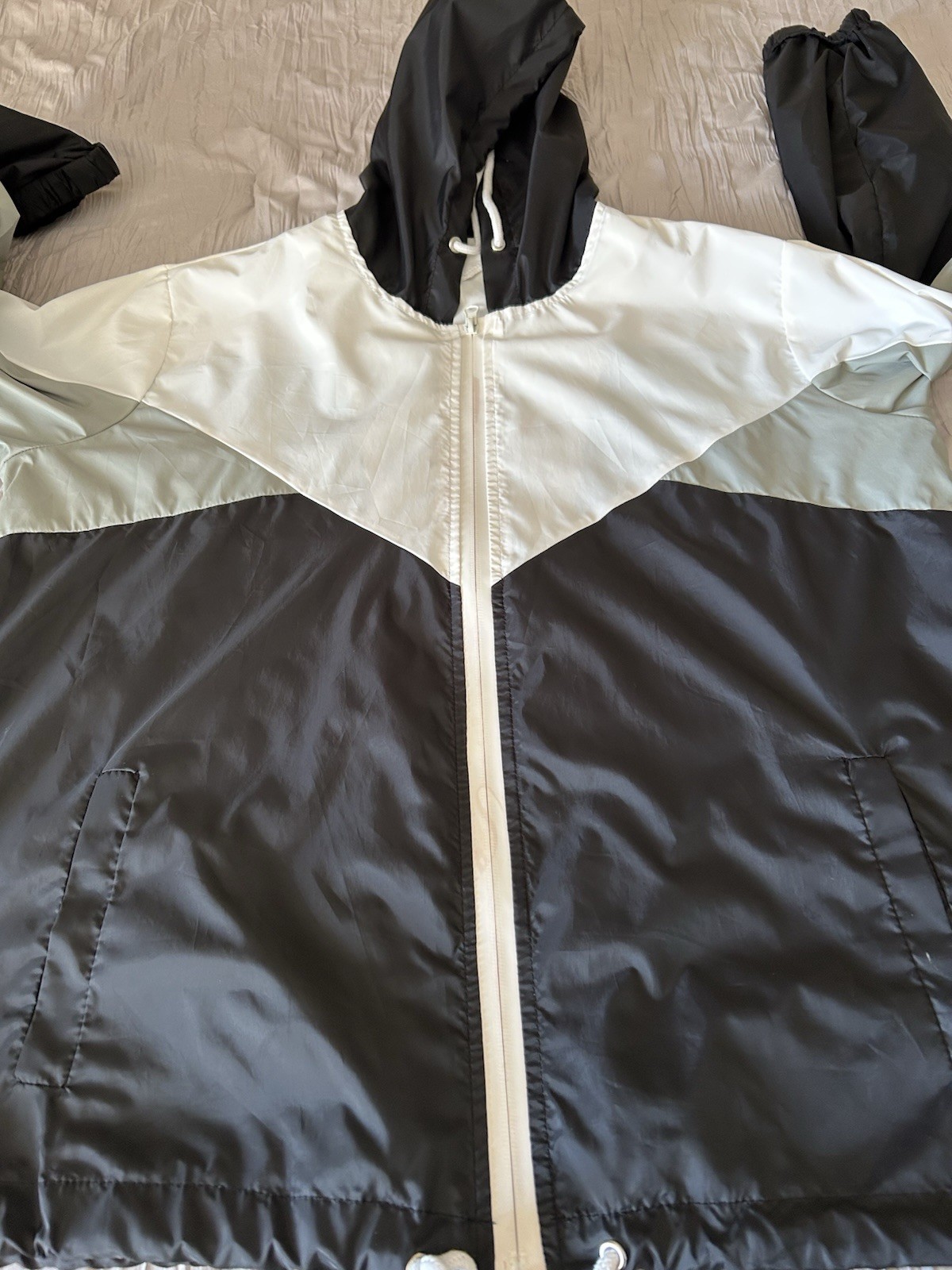 Windbreaker Jacket LG Black & White Lightweight With 2 Front Pockets & Zip Front