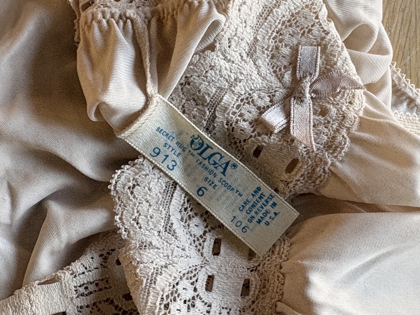 Olga Medium Ivory Scoop Secret Hug Half Pint Hipster Panties #913 VINTAGE