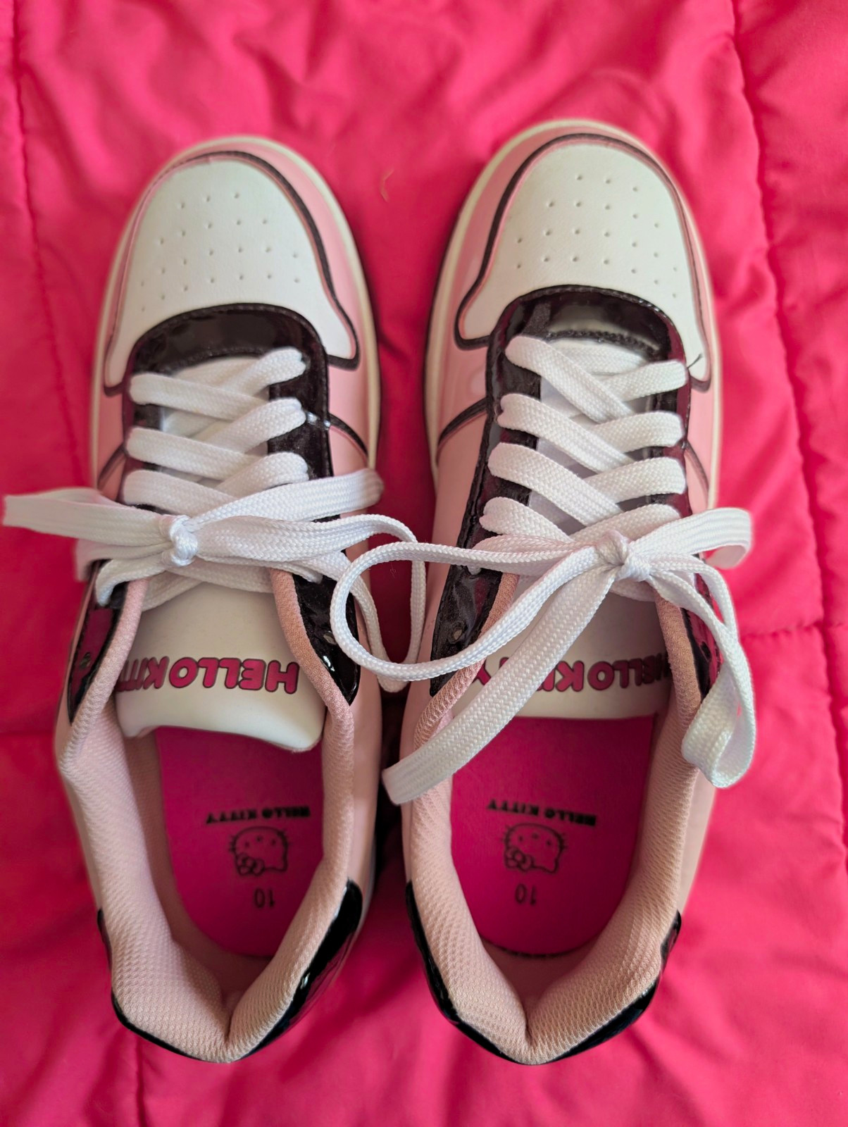 Hello Kitty Women’s Pink White Black Low Top Lace-Up Sneakers US 10