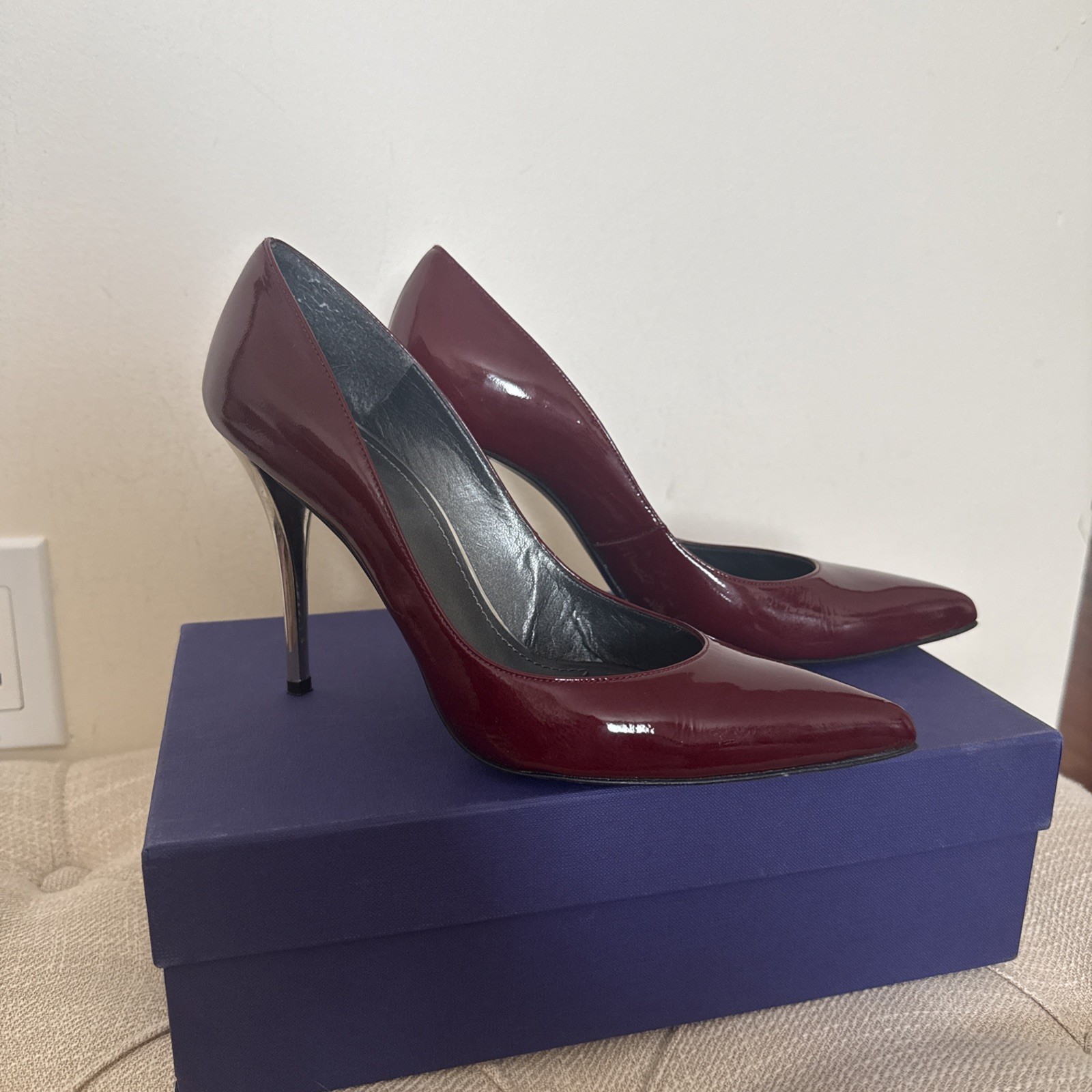 STUART WEITZMAN NAUGHTY BURGANDY ANILINE #8us $335