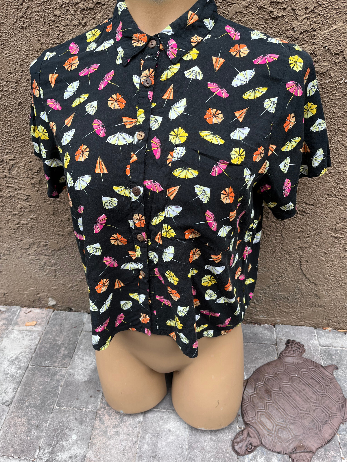 Love Notes Black w/ Umbrella Design Short Sleeve Button Down Crop Top Women’s M