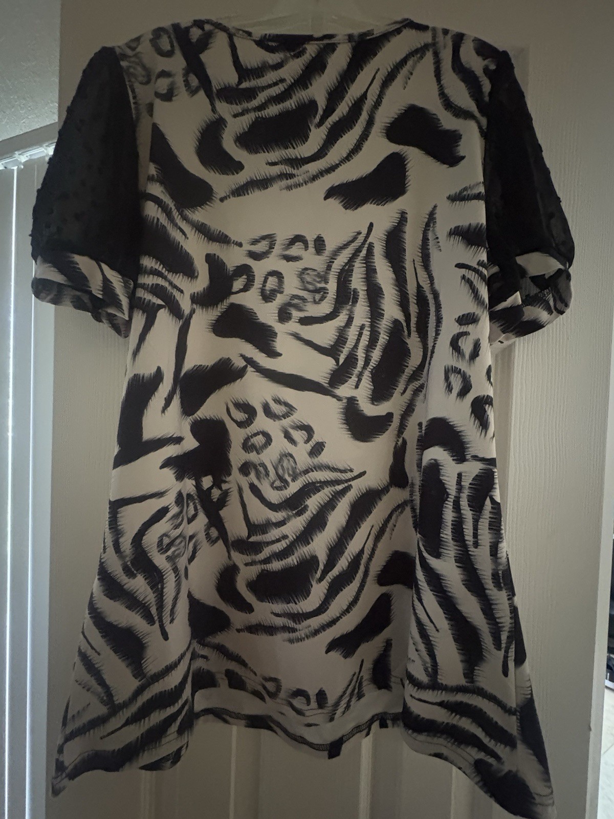 Women’s Black/White Animal Print V-Neck Short Sleeve Button Front Top Size M