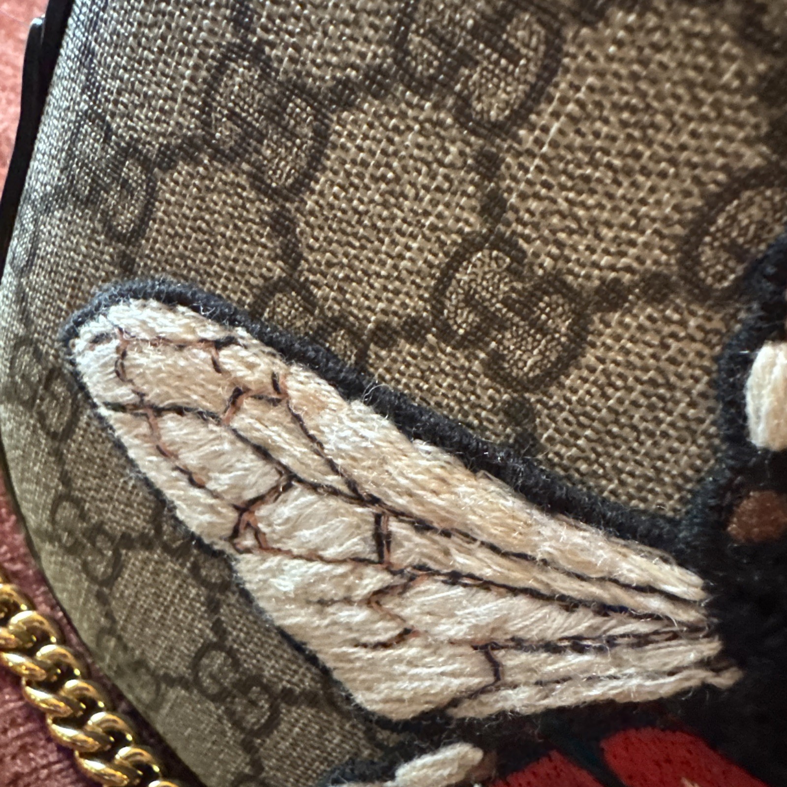 GUCCI GG Supreme Monogram Bee Embroidered Mini Chain Shoulder Bag Beige Tuscany”