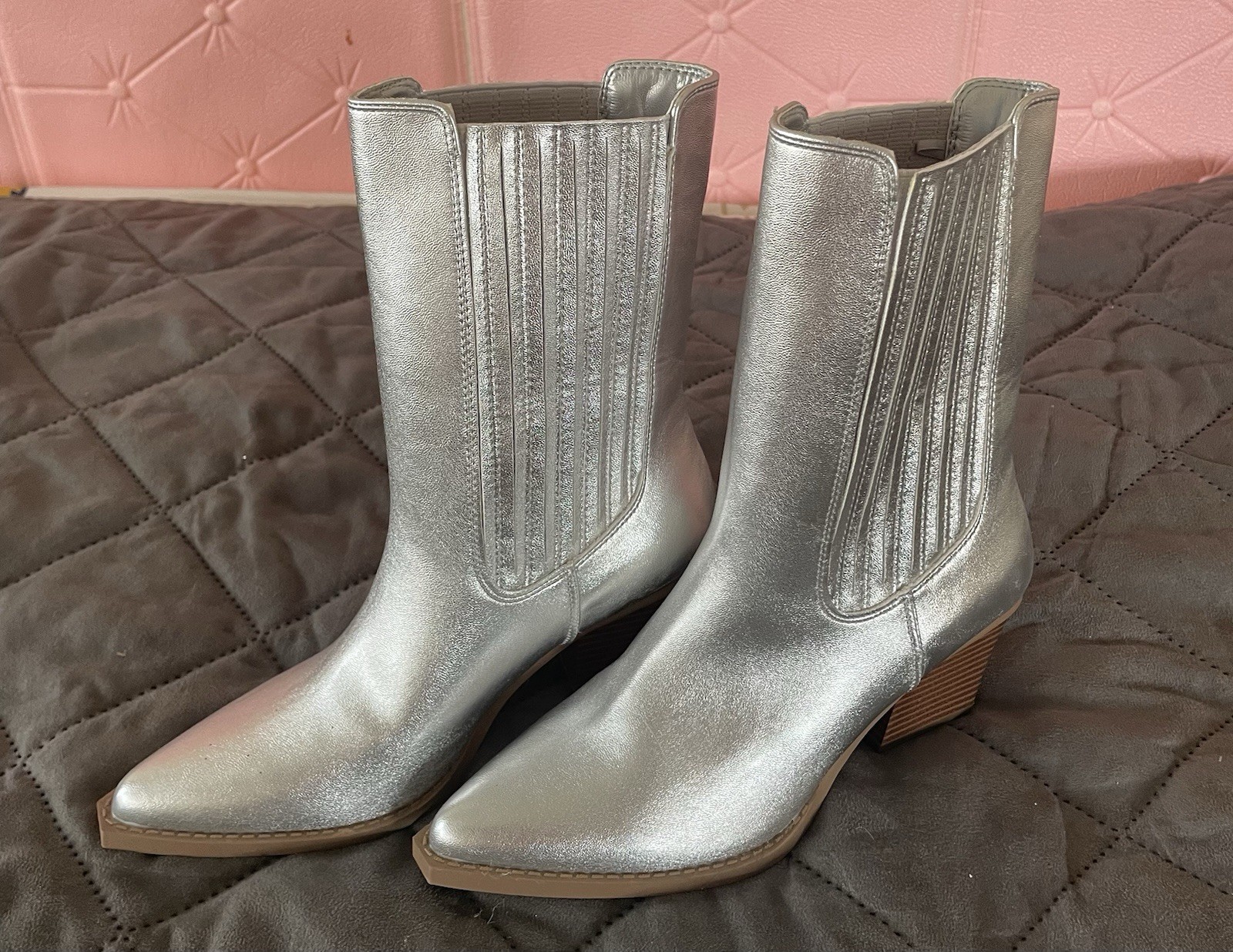 FOREVER 21 Women’s Silver Ankle Bootie US 6 Pointed Toe Block Heel Logo
