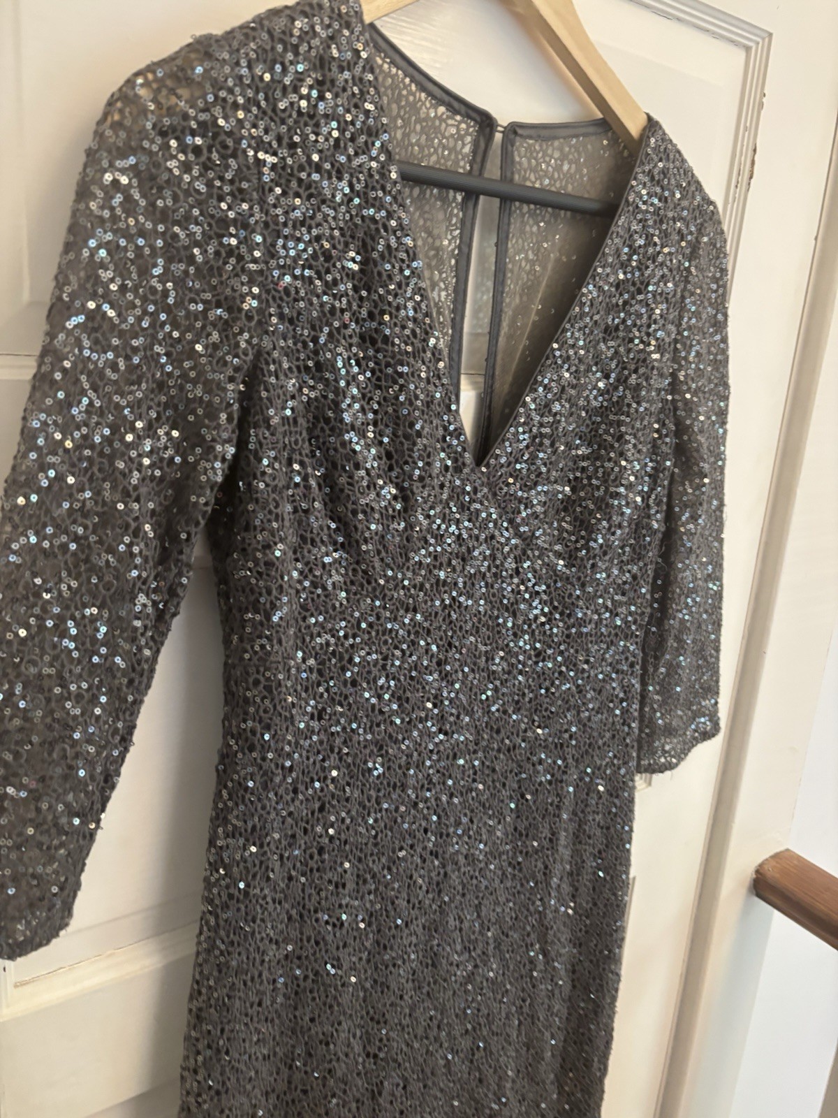 Kay Unger Women’s Silver Sequin Gown V-Neck 3/4 Sleeve Formal Size 6 $400