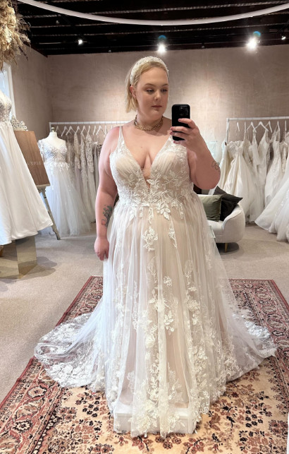 Plus Size A Line Boho Wedding Dresses Deep V Lace Tulle Train Curvy Bride