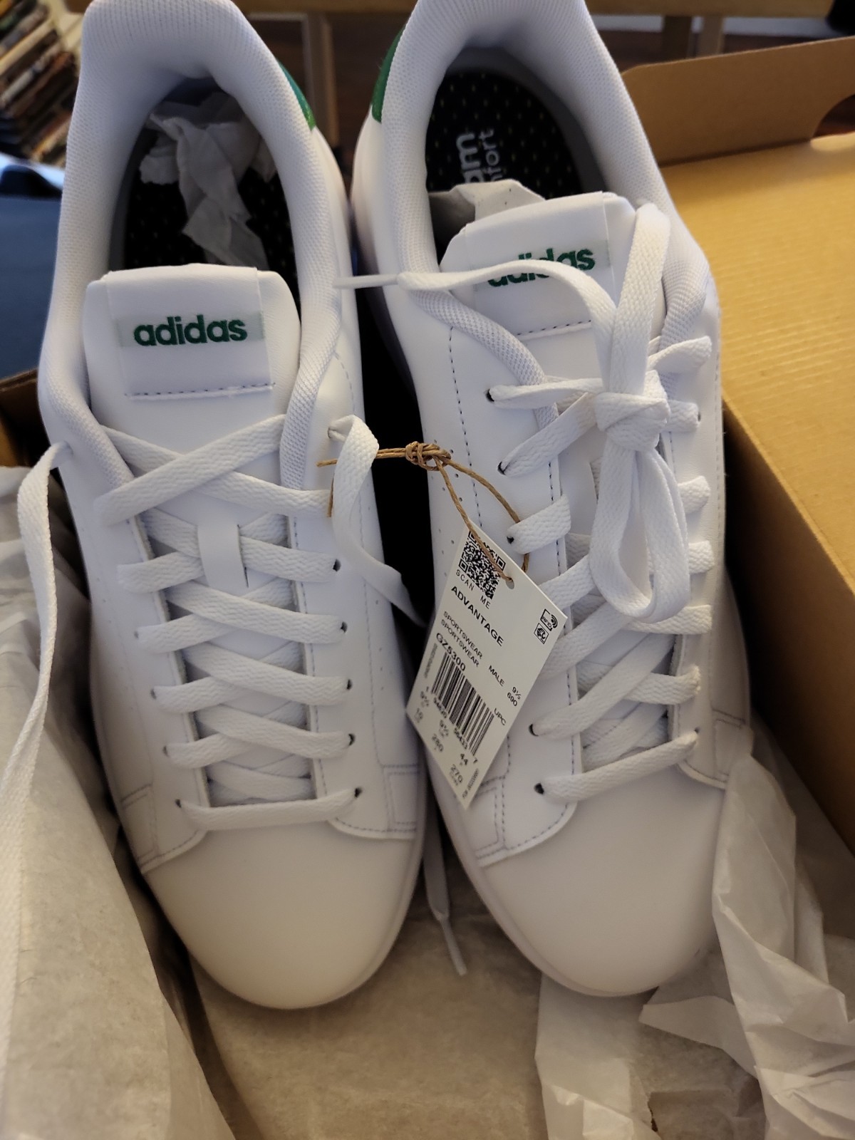 Adidas men Advantage Shoes White / GREEN size 10. Brand New