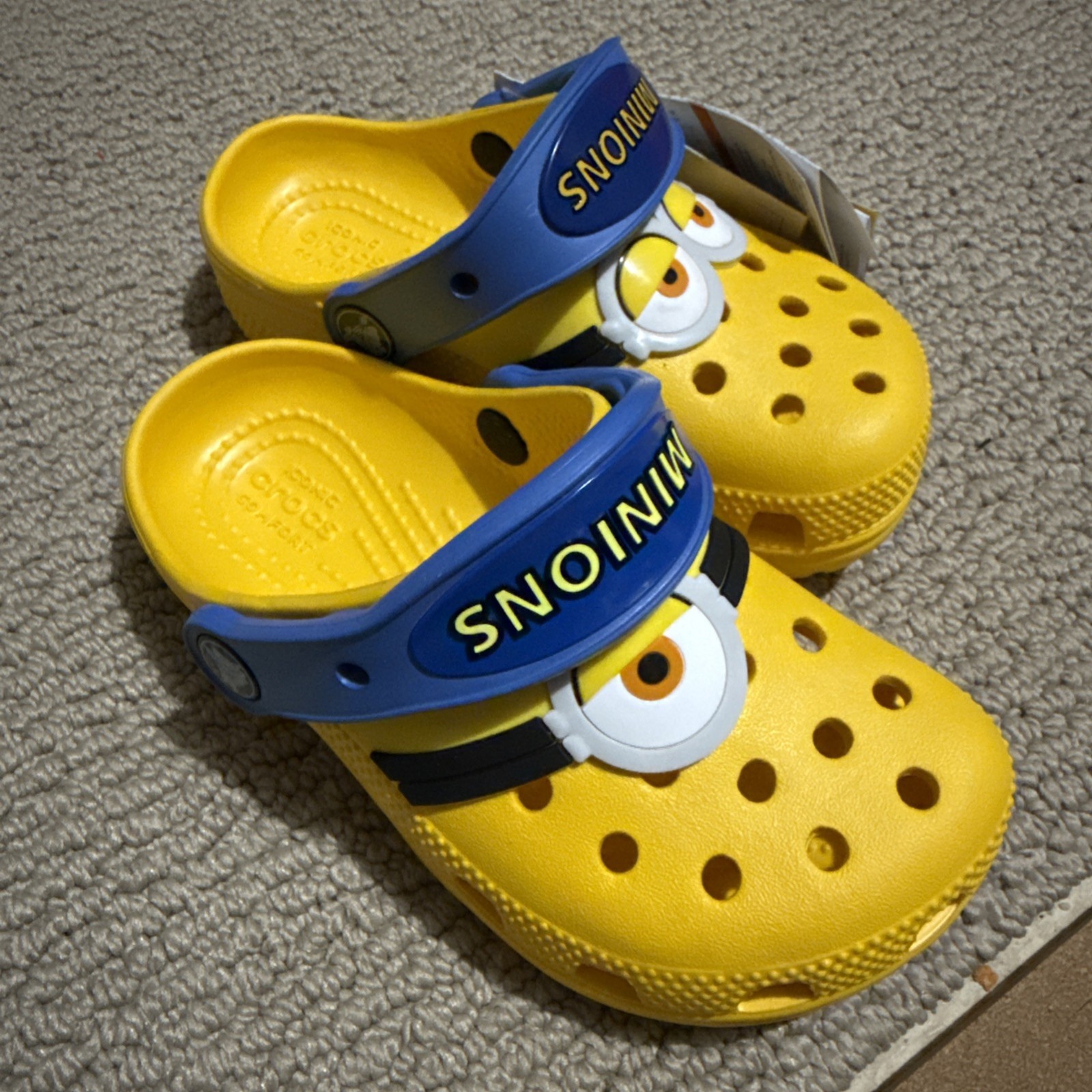 Crocs Classic Clog Despicable Me Minions Fun Lab AM Minions Big Kids Size J2