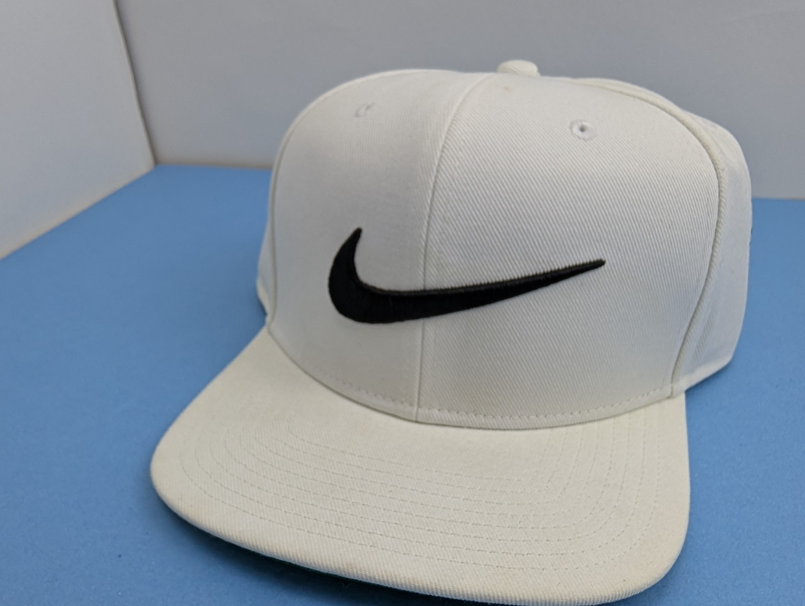 Nike Pro Cap White Black Swoosh Flat Bill Snapback Hat FV5522-100 L/XL