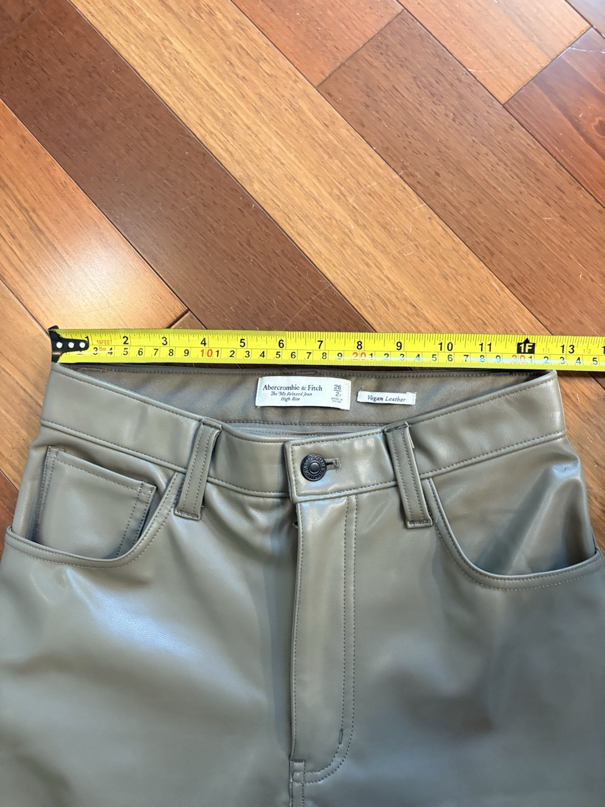 Abercrombie & Fitch 90s Relaxed Pants cargo curve love 100% vegan leather, 26/2s