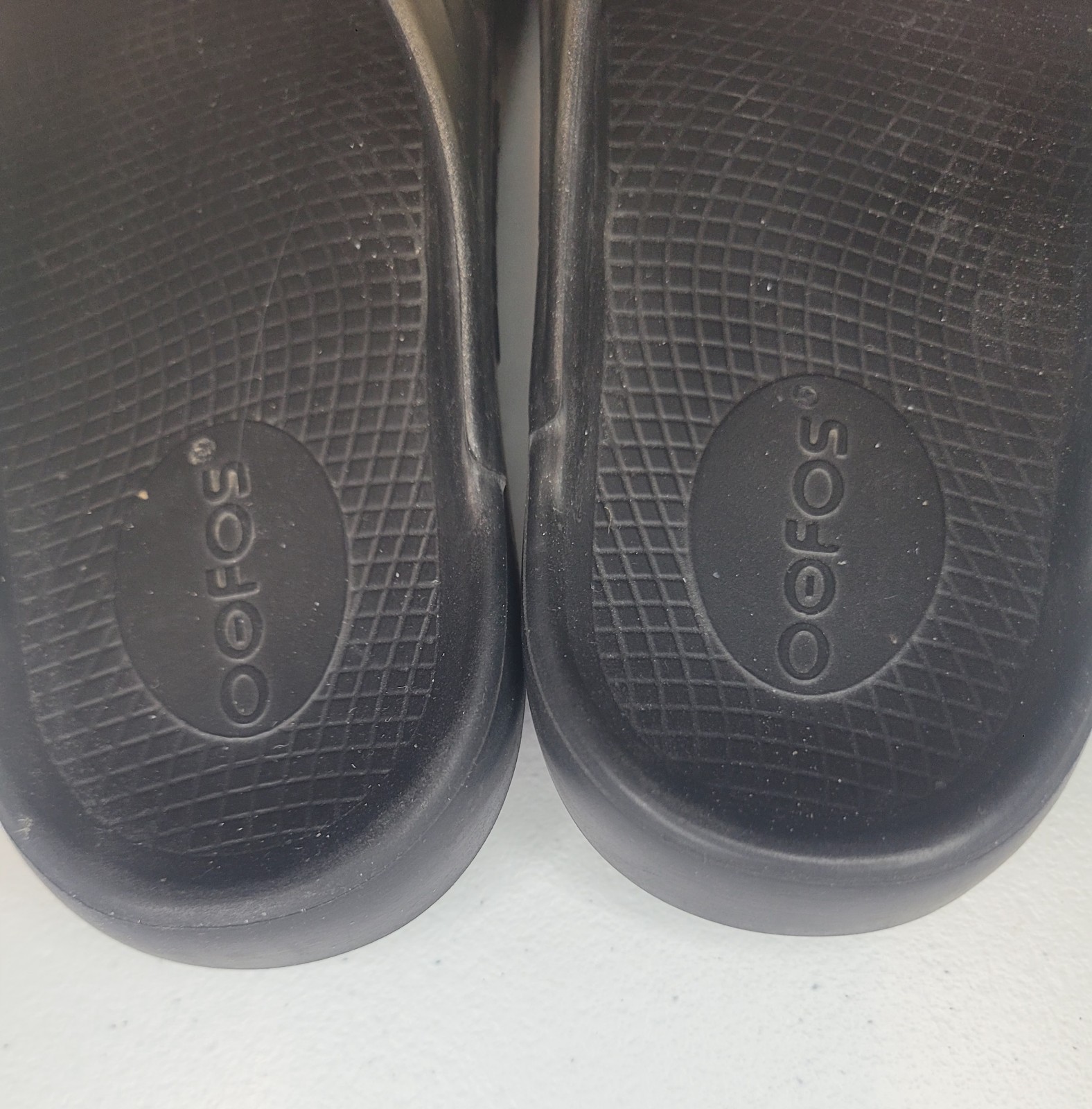 Oofos Oolala Recovery Thong Sandals Flip Flops Womens 6 Silver Metallic Comfort