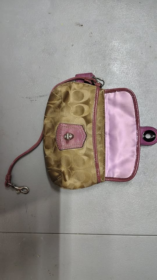 Vintage Coach Legacy Signature C Turnlock Wristlet – Khaki/Pink Y2K