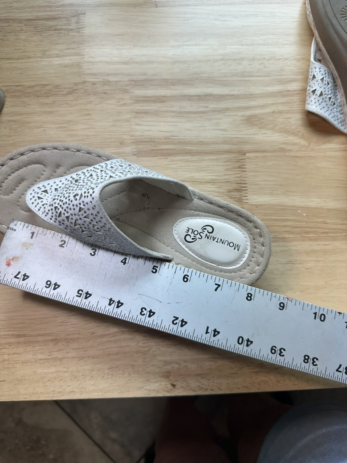 Mountain Sole Women’s Sandal White decorative cut white rhineston Size 7