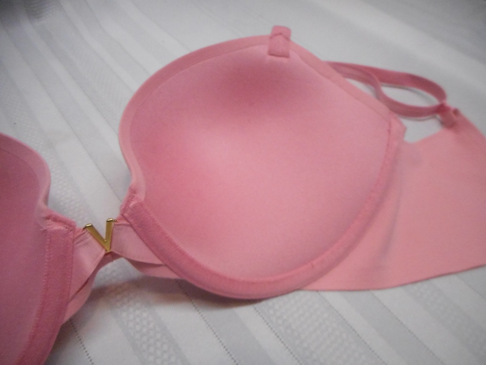 Victoria’s Secret Push-up Bra Underwire 32DD PINK