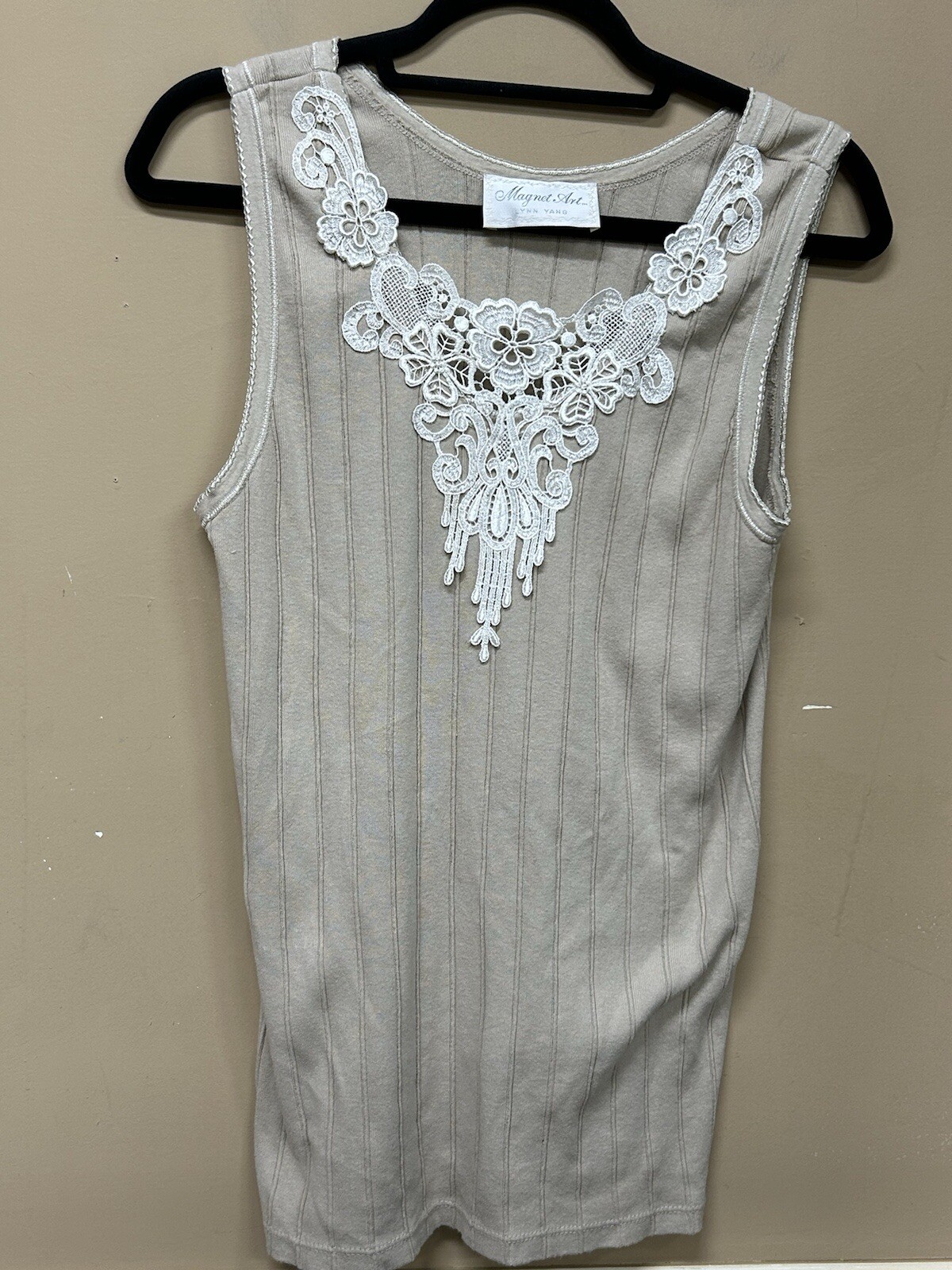 Magnet Art Lynn Yang Beige White Ribbed Tank with Applique Detail Size M/L